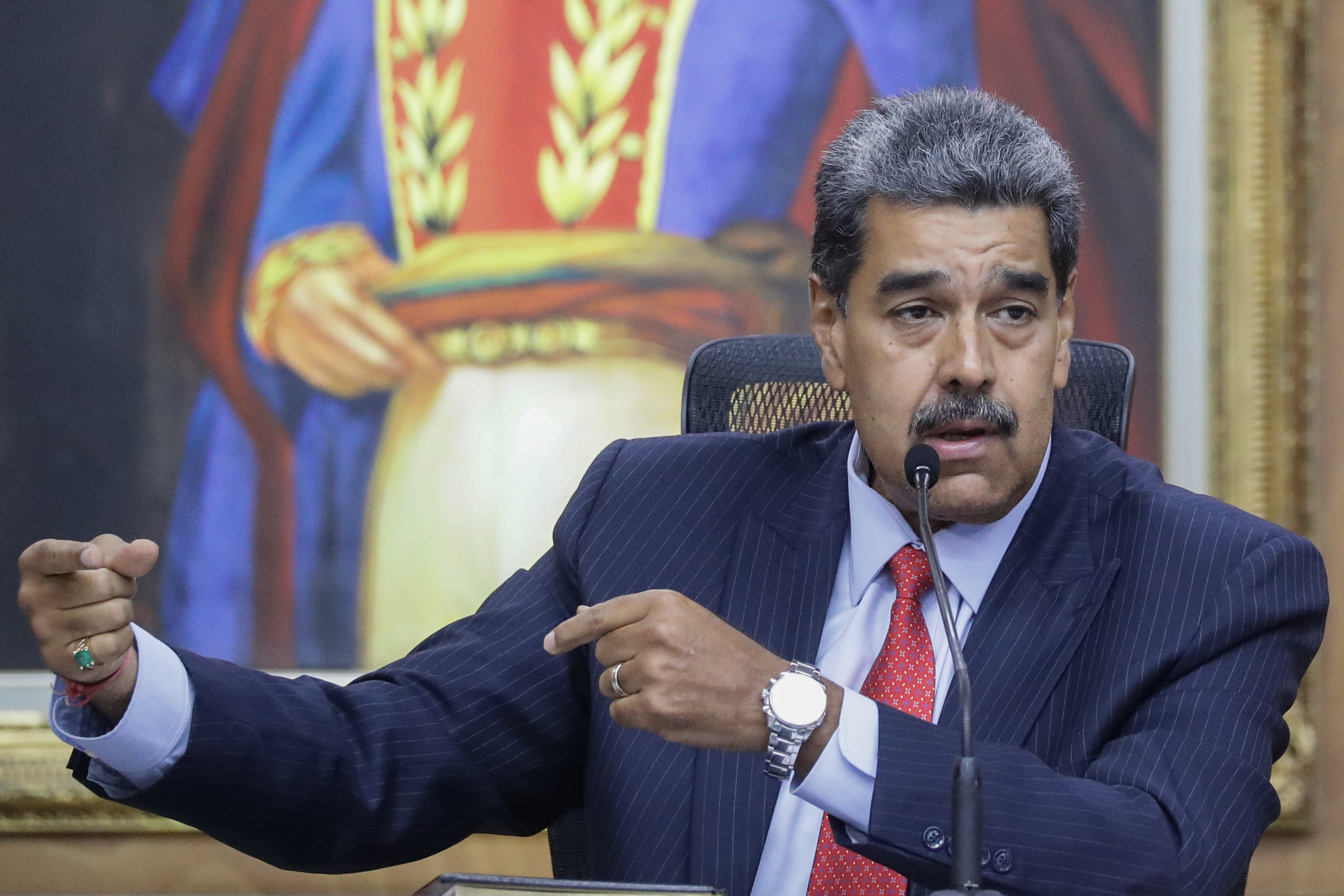 AME6906. CARACAS (VENEZUELA), 31/07/2024.- El presidente de Venezuela, Nicolás Maduro, habla durante una rueda de prensa este miércoles, en el Palacio de Miraflores en Caracas (Venezuela). Maduro vinculó a Héctor Guerrero Flores -alias 'Niño Guerrero'-, líder de la banda criminal transnacional 'Tren de Aragua', con las protestas desatadas en las últimas horas en contra del resultado electoral del domingo entregado por el Consejo Nacional Electoral (CNE), que lo ratificó como mandatario reelecto. EFE/ Ronald Peña R.