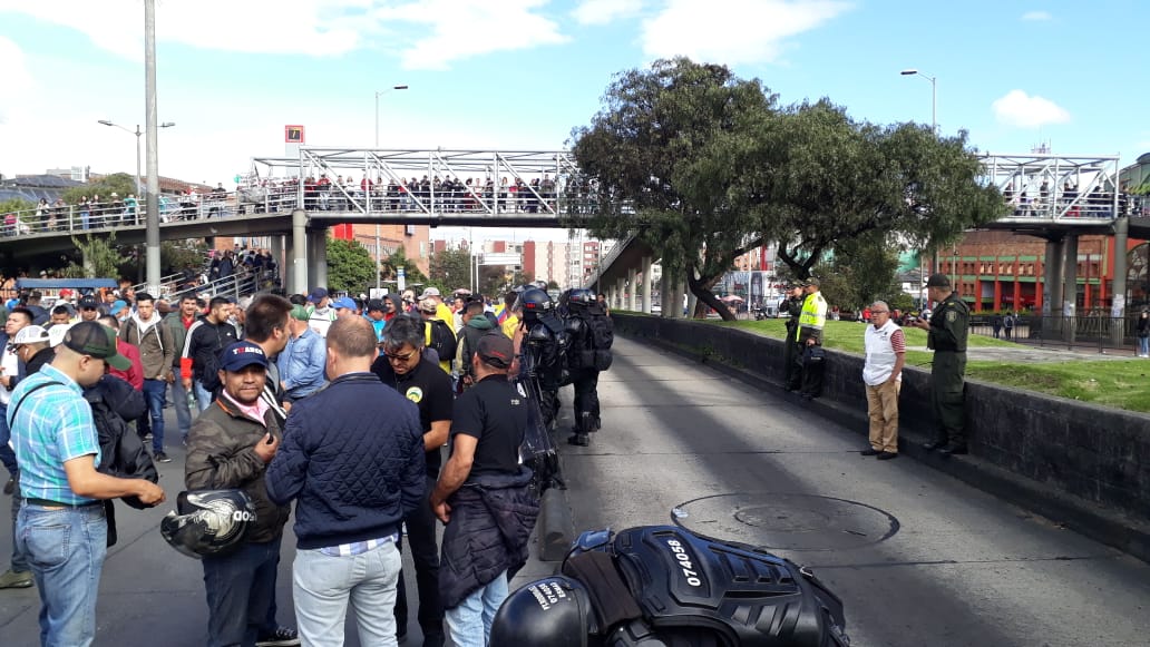 #TMahora 7:35 A.M. Por marcha de taxistas se cancelan las rutas alimentadoras en el Portal de Suba. pic.twitter.com/MLx57PgGd2