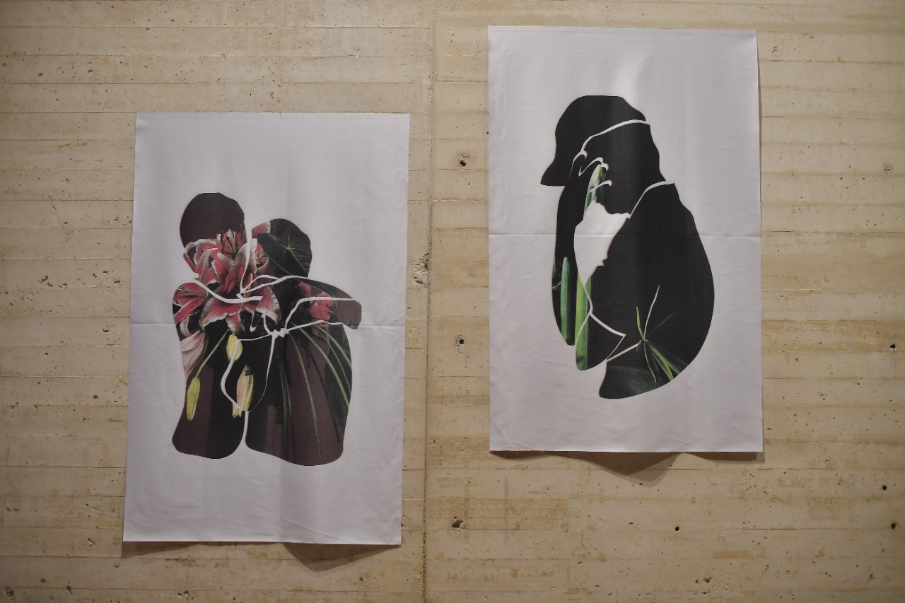 “Caballo blanco I y II”, pieza de la exposición “Venseremos”, reconstruida con flores, que retrata el momento en que dos personas se abrazan tras conocer la noticia de que uno de sus familiares ha sido asesinado.