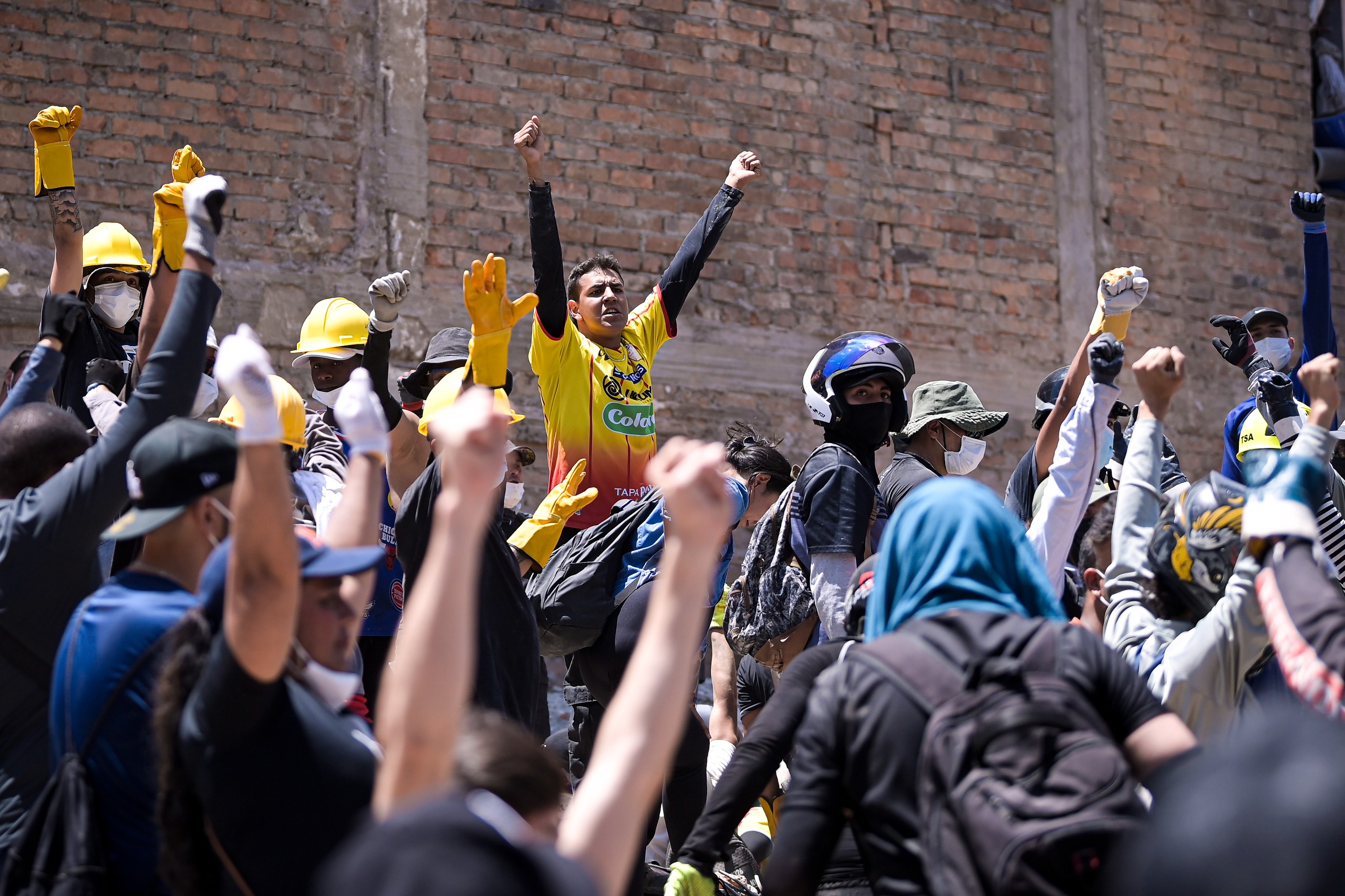 “¡Si hay alguien con vida, por favor haga un ruido!”