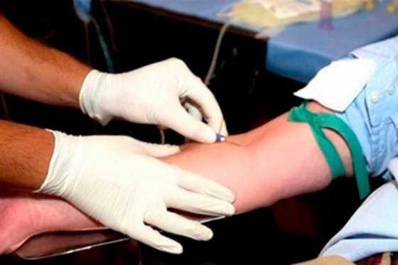EE.UU. recomienda eliminar prohibición de por vida a gays para donar sangre