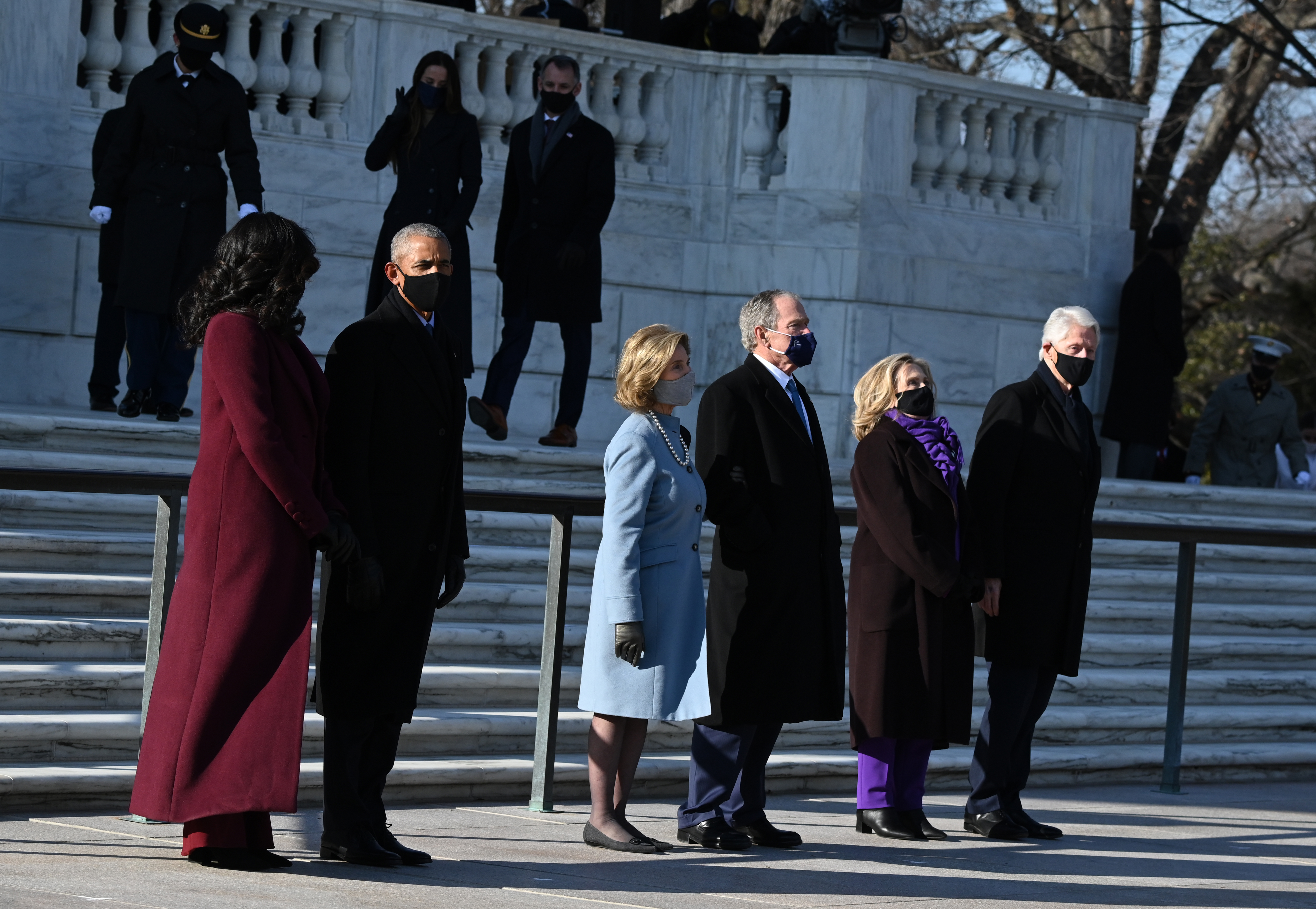 (De izquierda a derecha) La ex primera dama de los EE. UU. Michelle Obama, el ex presidente de EE. UU. Barack Obama, la ex primera dama de EE. UU. Laura Bush, el ex presidente de EE. UU. George W. Bush, la ex primera dama y secretaria de Estado de EE. UU. Hillary Clinton y el ex presidente de EE. UU. Bill Clinton llegan al cementerio de Arlington en Arlington