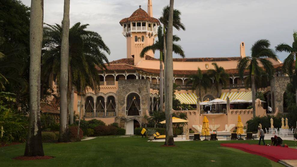 Una mujer fue detenida por llevar malware al club privado de Trump y es acusada de espionaje
