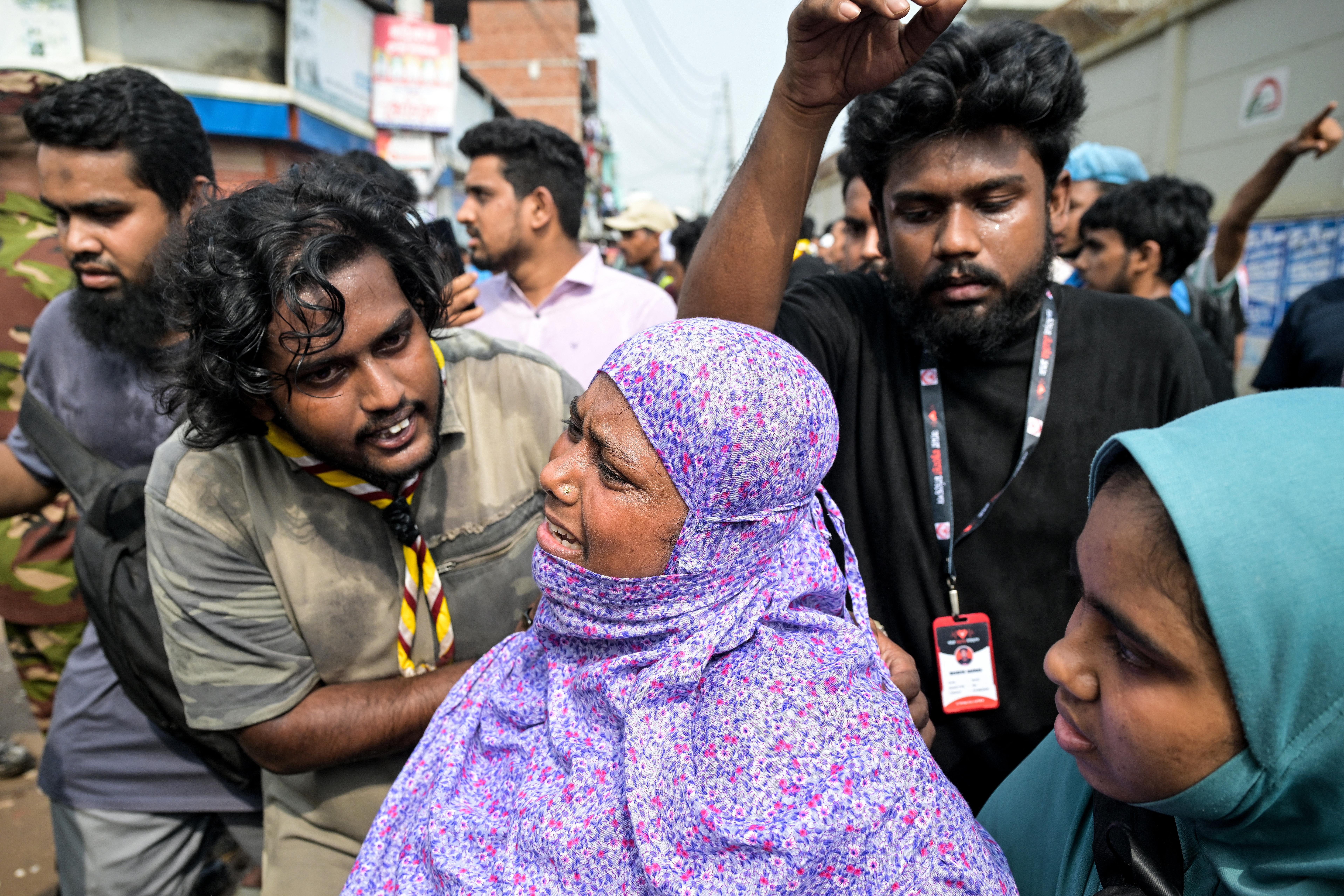 Avión se estrelló contra colegio en Bangladesh: 20 muertos y más de 100 heridos