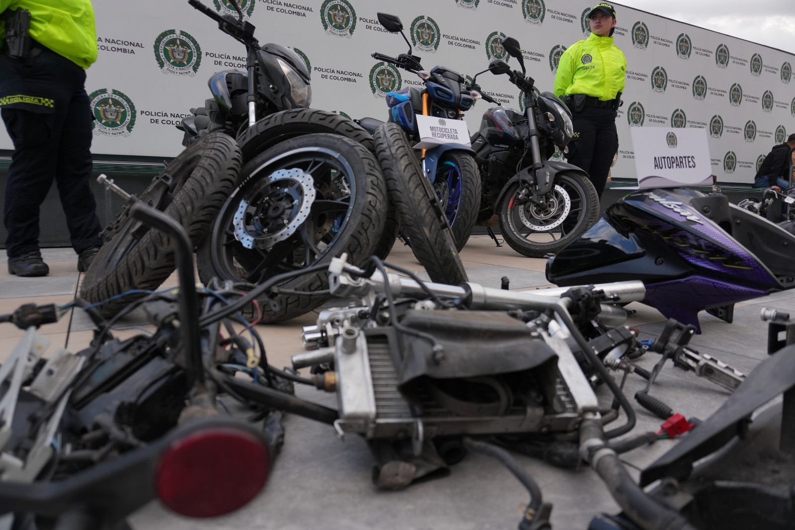 Capturan a dos hombres con control universal que habrían usado para abrir carros en Bogotá