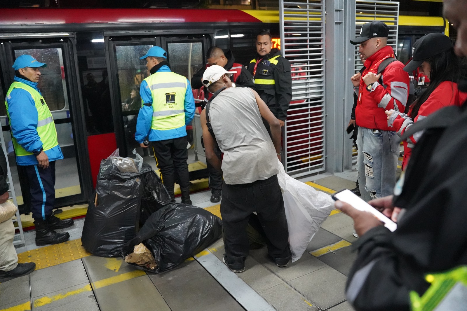 Las autoridades reforzaron el despliegue de equipos institucionales ante la constante presencia de habitantes de calle en Transmilenio.