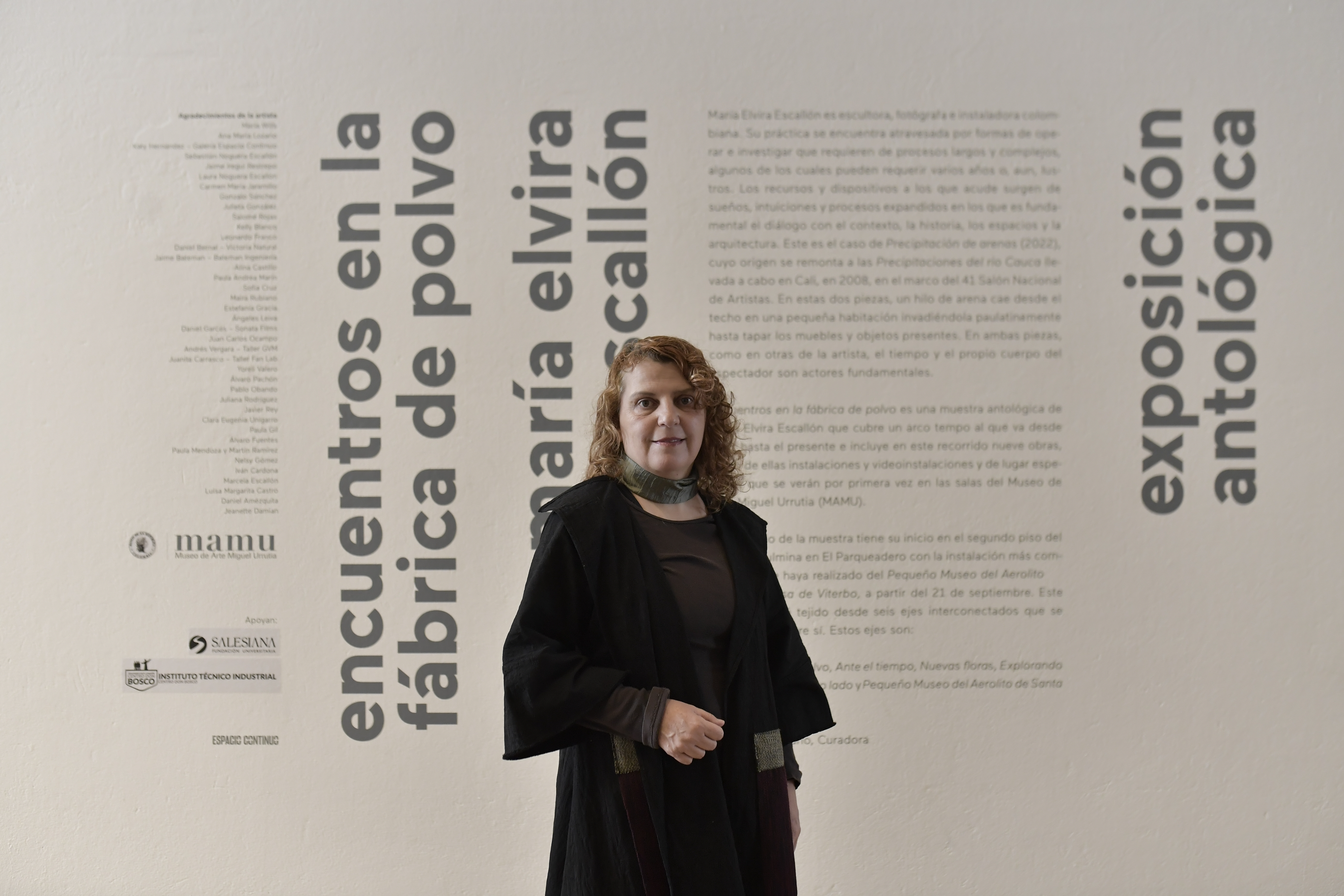 Artista de origen colombiano en su exposición Encuentros en la fábrica de polvo
