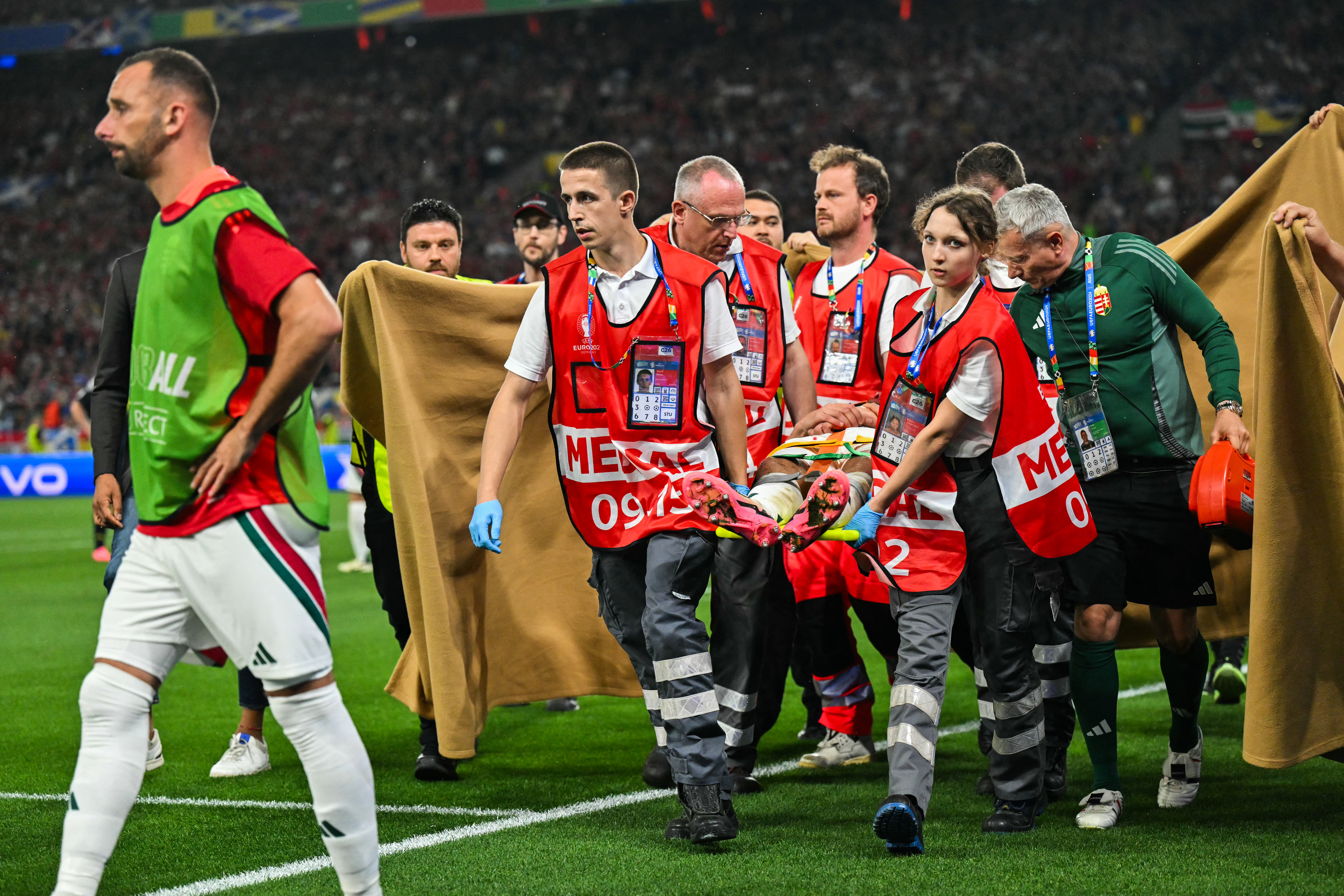Momento de angustia en la Eurocopa: jugador cayó sobre su nuca y se fue en camilla