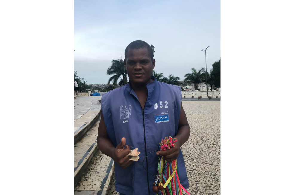 "A diario vienen turistas de todo el mundo por sus manillas. Es el elemento más conmemorativo de Salvador, se venden como pan caliente", dice Jorge, uno de los vendedores del lugar. ¿Precios? Varían. En Brasil, como en Colombia, para los turistas siempre hay valores diferentes en las ventas. Pero de entrada Jorge ofreció dos paquetes (de 10 cintas cada uno) por 15 reales, 12. 500 pesos colombianos. Al final dejó tres paquetes por ese valor.