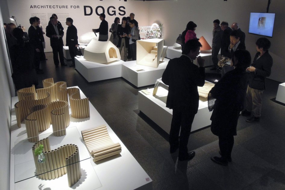 Originalmente concebida por el diseñador gráfico japonés Kenya Hara, la exposición "Arquitectura para perros" abrió sus puertas en Tokio con una selección de proyectos pensados para inquilinos caninos./ EFE