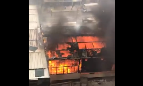 Bomberos lograron controlar incendio que se presentó en un local del norte de Bogotá