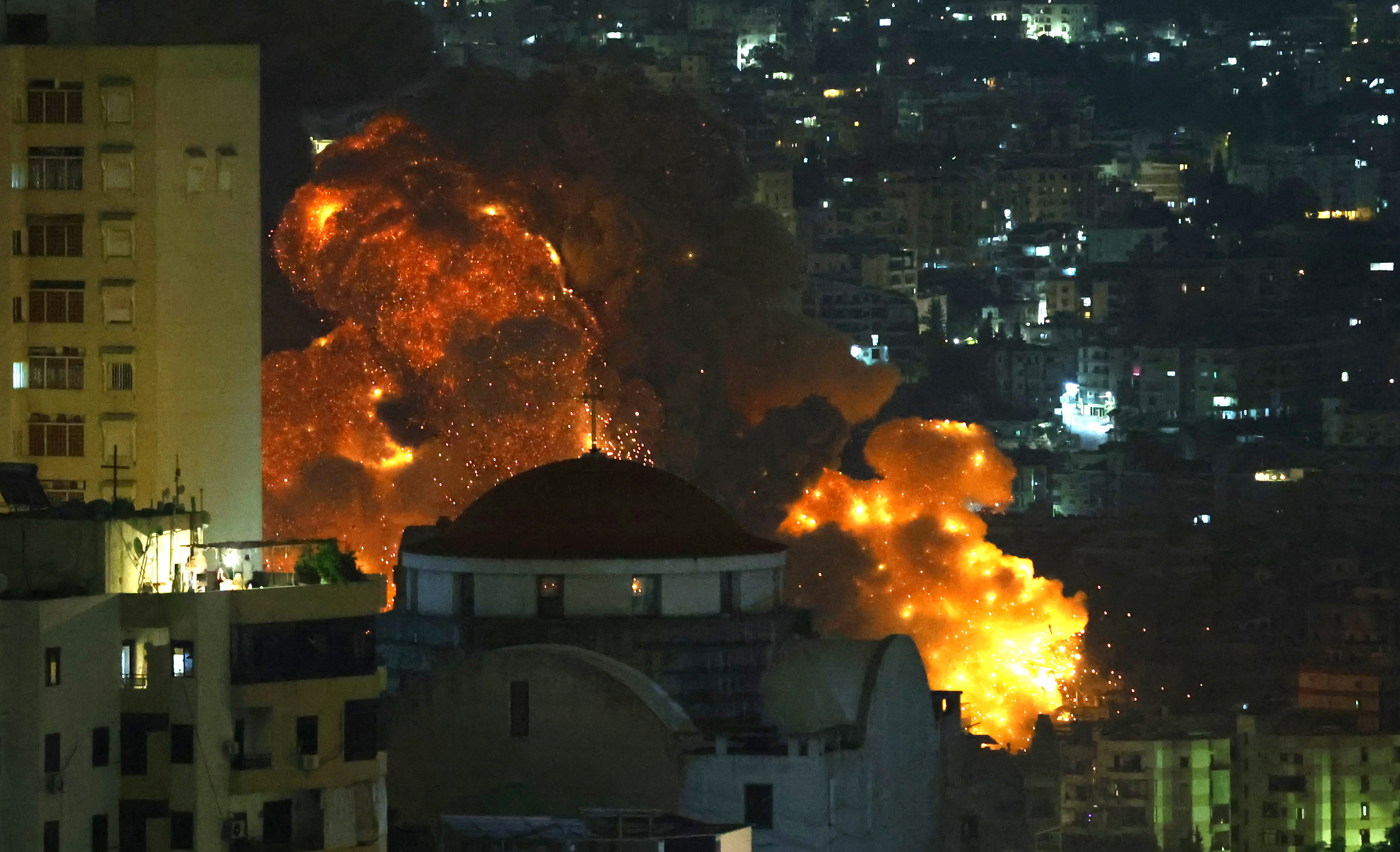 Noche caótica en Beirut: violentos bombardeos de Israel dejan varios niños muertos