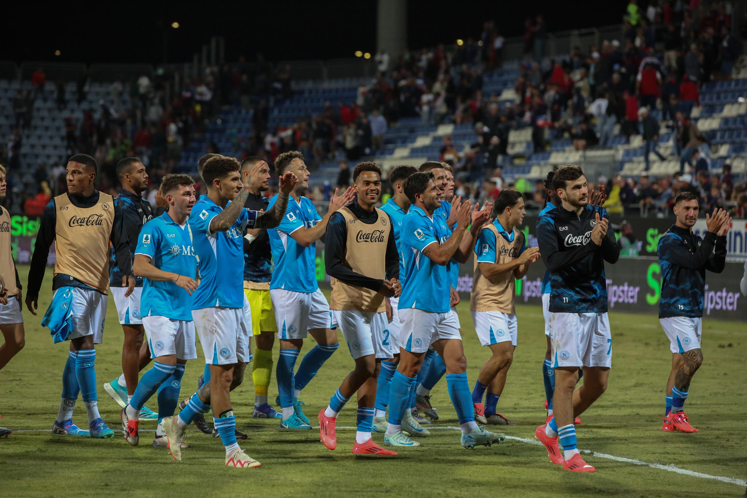 Napoli golea al Cagliari de Yerry Mina y es líder de la Serie A