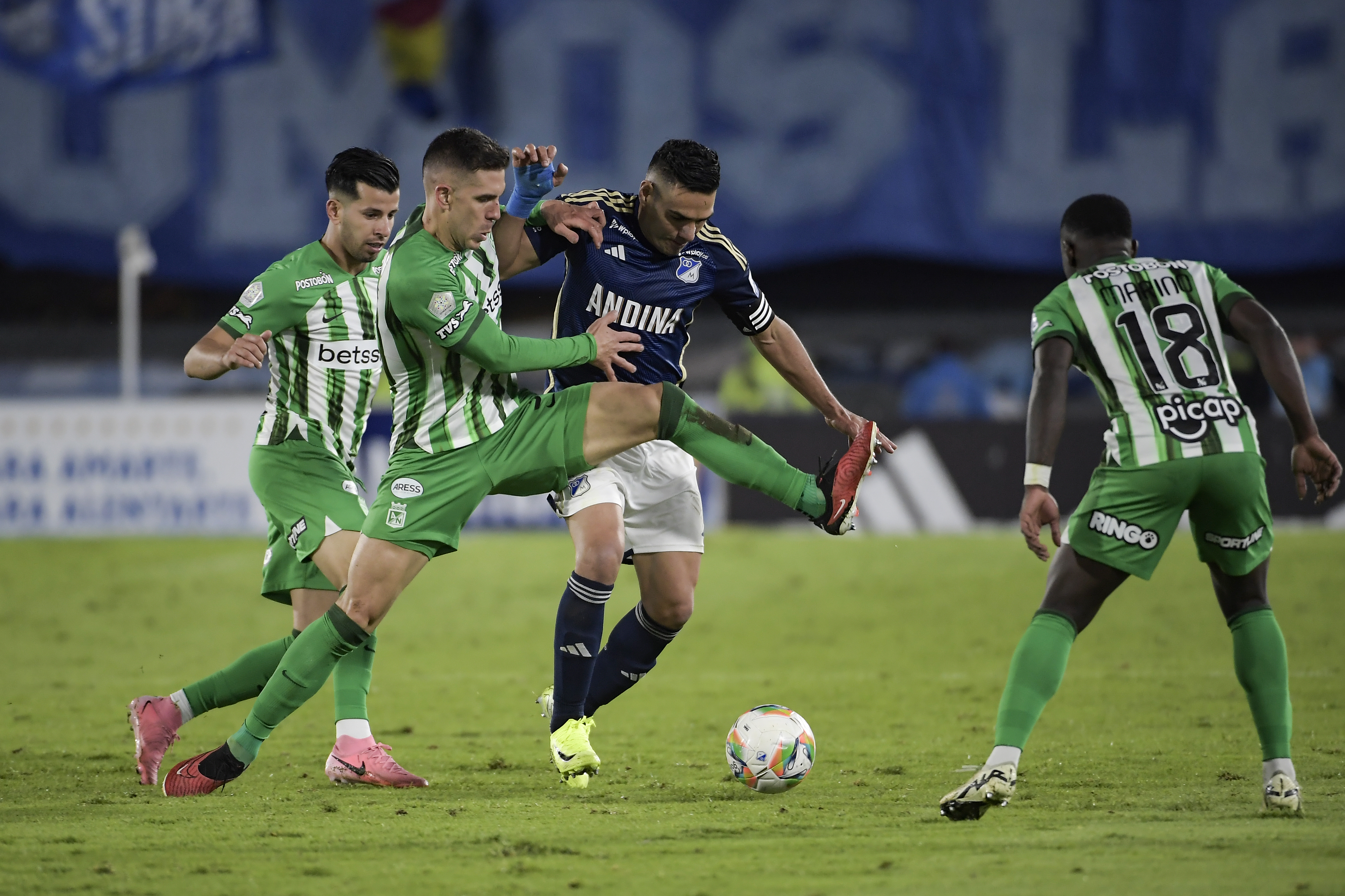Jugador de Millonarios durante el compromiso ante Atlético Nacional por los cuadrangulares – jornada #3 en el Estadio El Campin de Bogotá