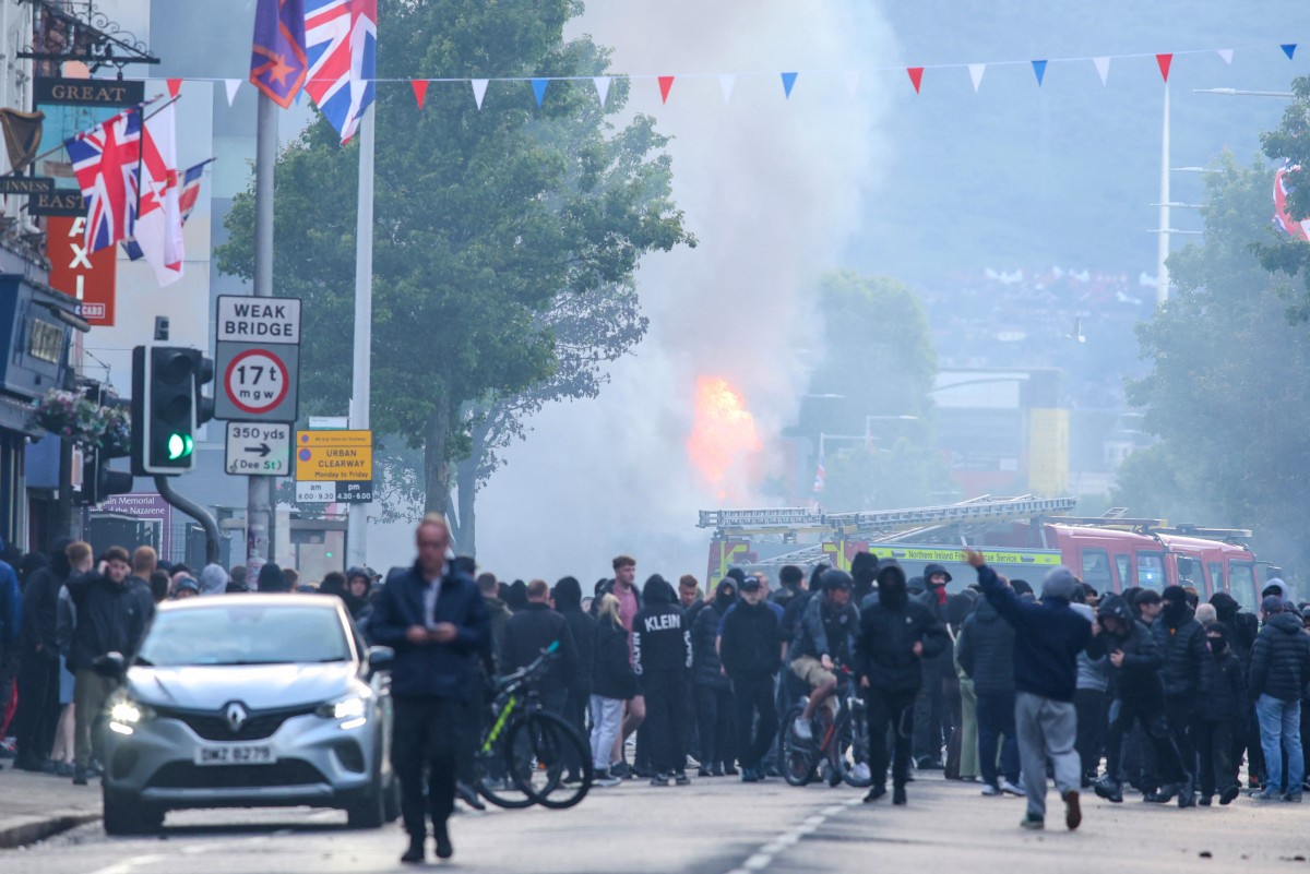 Disturbios antimigrantes en Belfast tras ataque con cuchillo: ¿qué pasó?