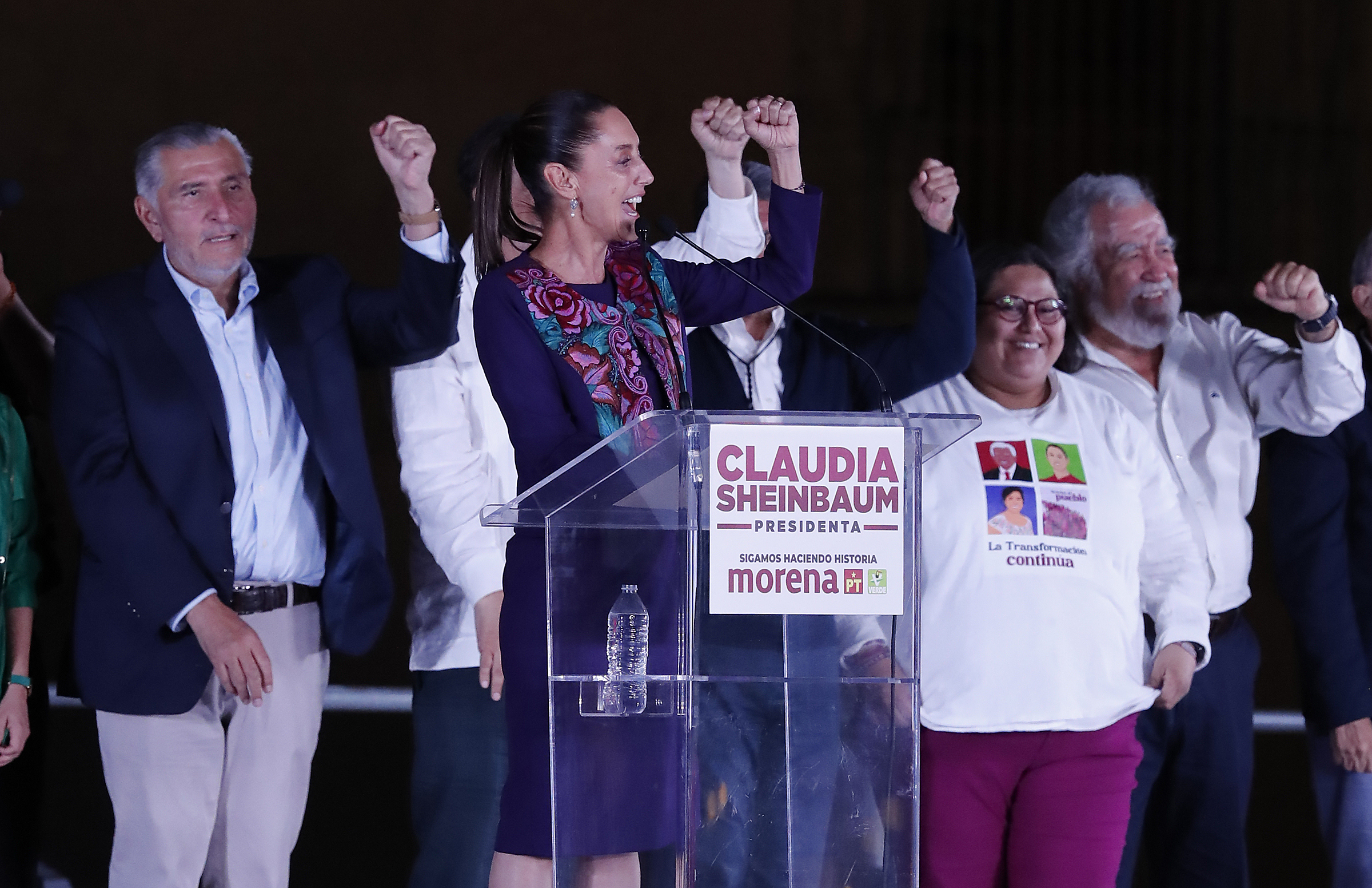 CIUDAD DE MÉXICO, 03/06/2024.-La oficialista Claudia Sheinbaum, ganadora de la elección, saluda a simpatizantes la madrugada de este lunes en la plancha del Zócalo en la Ciudad de México (México). La oficialista Claudia Sheinbaum hizo historia este lunes al convertirse en la primer mujer en ganar unas elecciones presidenciales en México tras una jornada que resultó en un triunfo que superó las altas expectativas del movimiento del presidente, Andrés Manuel López Obrador. EFE/Mario Guzmán