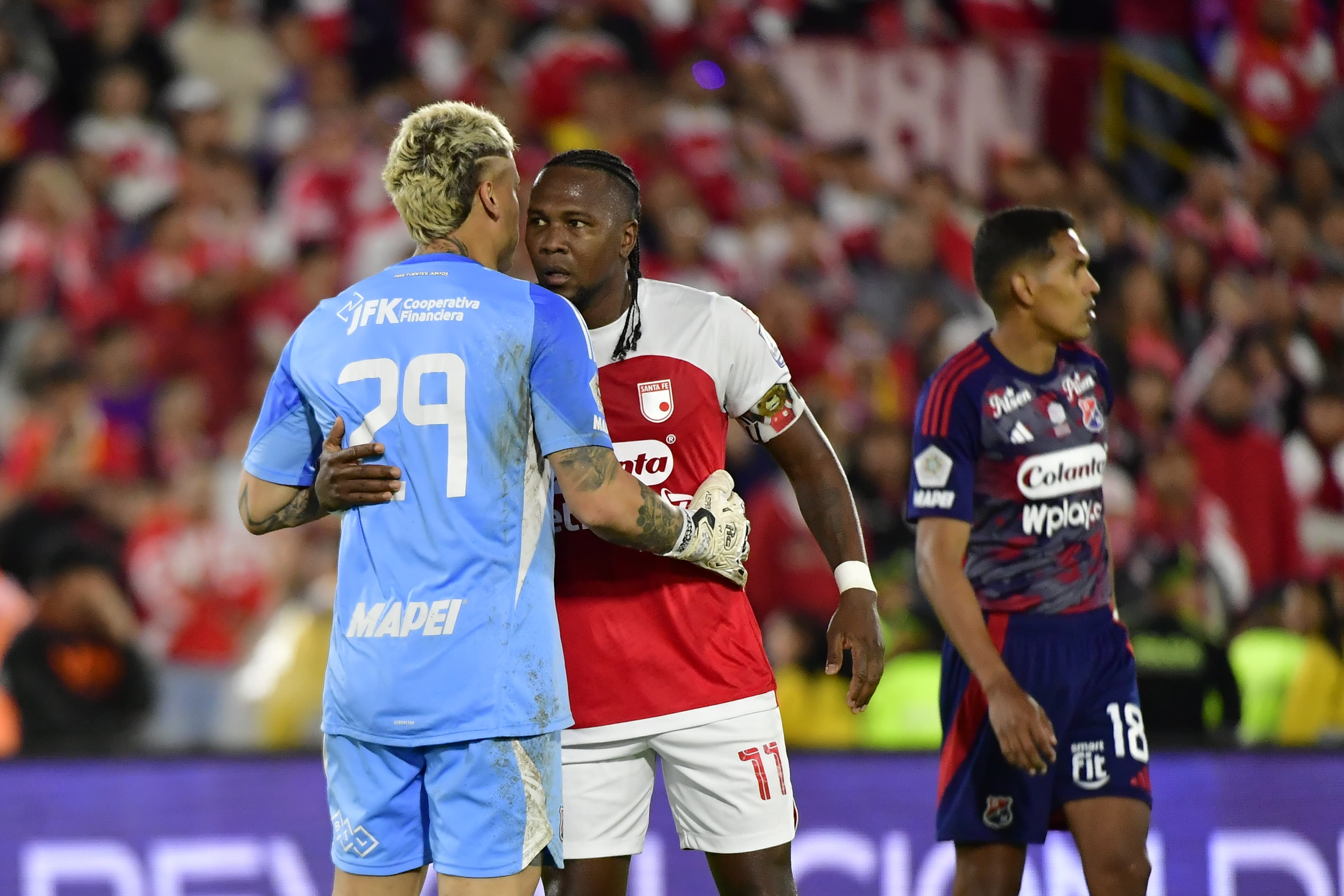 Hugo Rodallega y Washington Aguerre (izq.) protagonizaron un duelo titánico en los primeros minutos de la final de la Liga BetPlay entre Santa Fe y Medellín.
