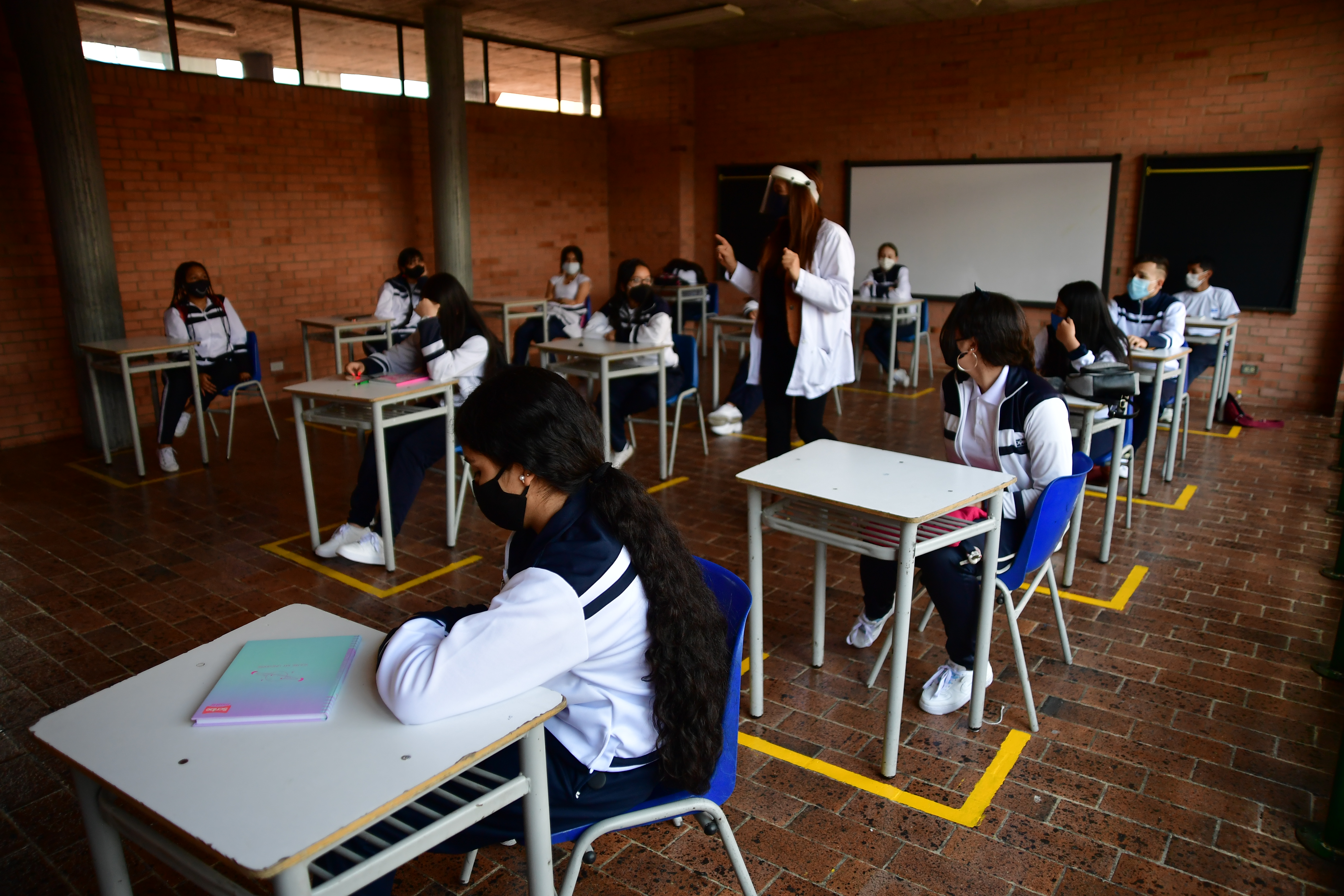 Estudiantes regresan a clases presenciales en los colegios públicos de Bogotá, durante la pandemia por Covid-19.