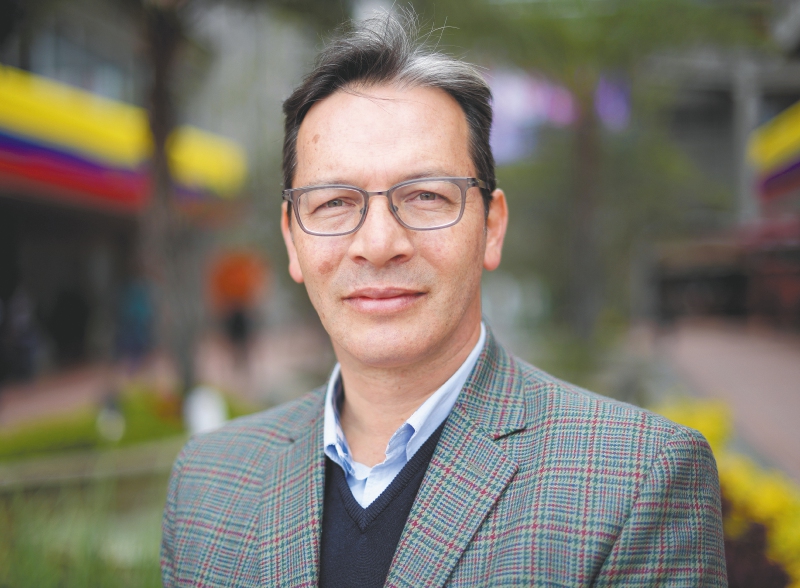 Un hombre tras la revolución del pitillo