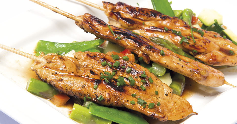 Satays de pollo con salsa barbecue oriental sobre ensalada de pepino cohombro
