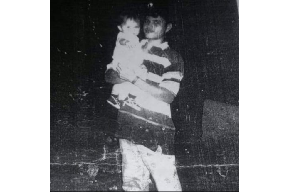 Jorge Leiva alzando a una niña.
