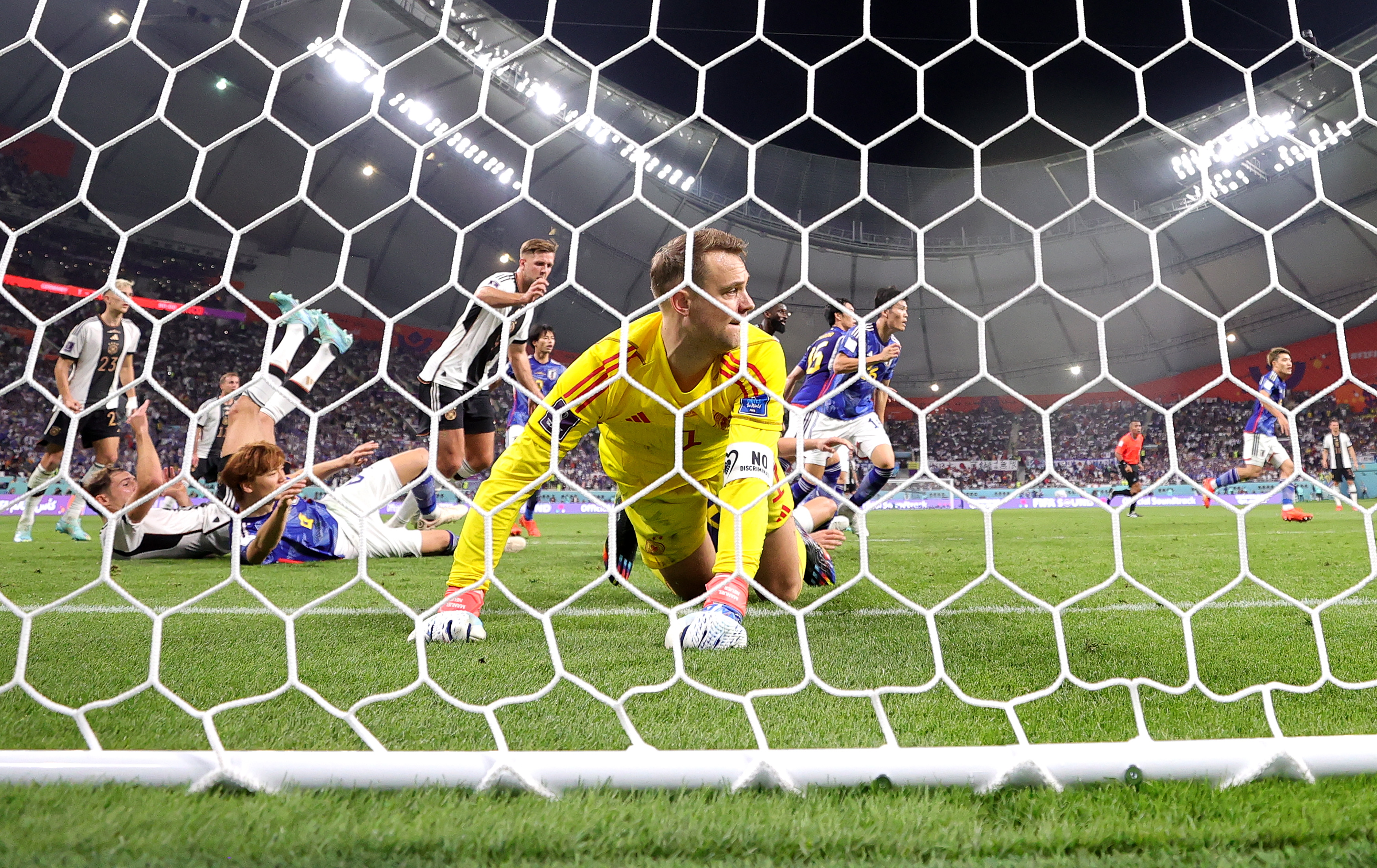 Doha (Qatar), 23/11/2022.- German goalkeeper Manuel Neuer falls to the pitch in the Japanese goalmouth as the German team make a last attempt to score the equaliser during the FIFA World Cup 2022 group E soccer match between Germany and Japan at Khalifa International Stadium in Doha, Qatar, 23 November 2022. (Mundial de Fútbol, Alemania, Japón, Catar) EFE/EPA/Friedemann Vogel