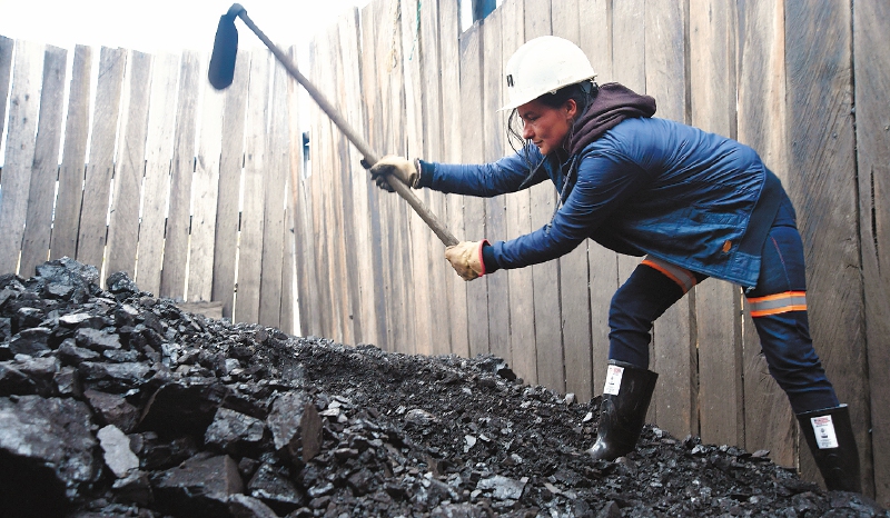 En la minería de carbón, las mujeres suelen cumplir labores en superficie, no bajo tierra.