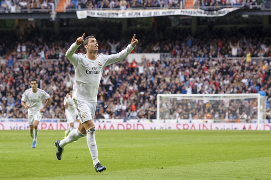Con triplete de Ronaldo, Real Madrid goleó y se pone a tres del Barça
