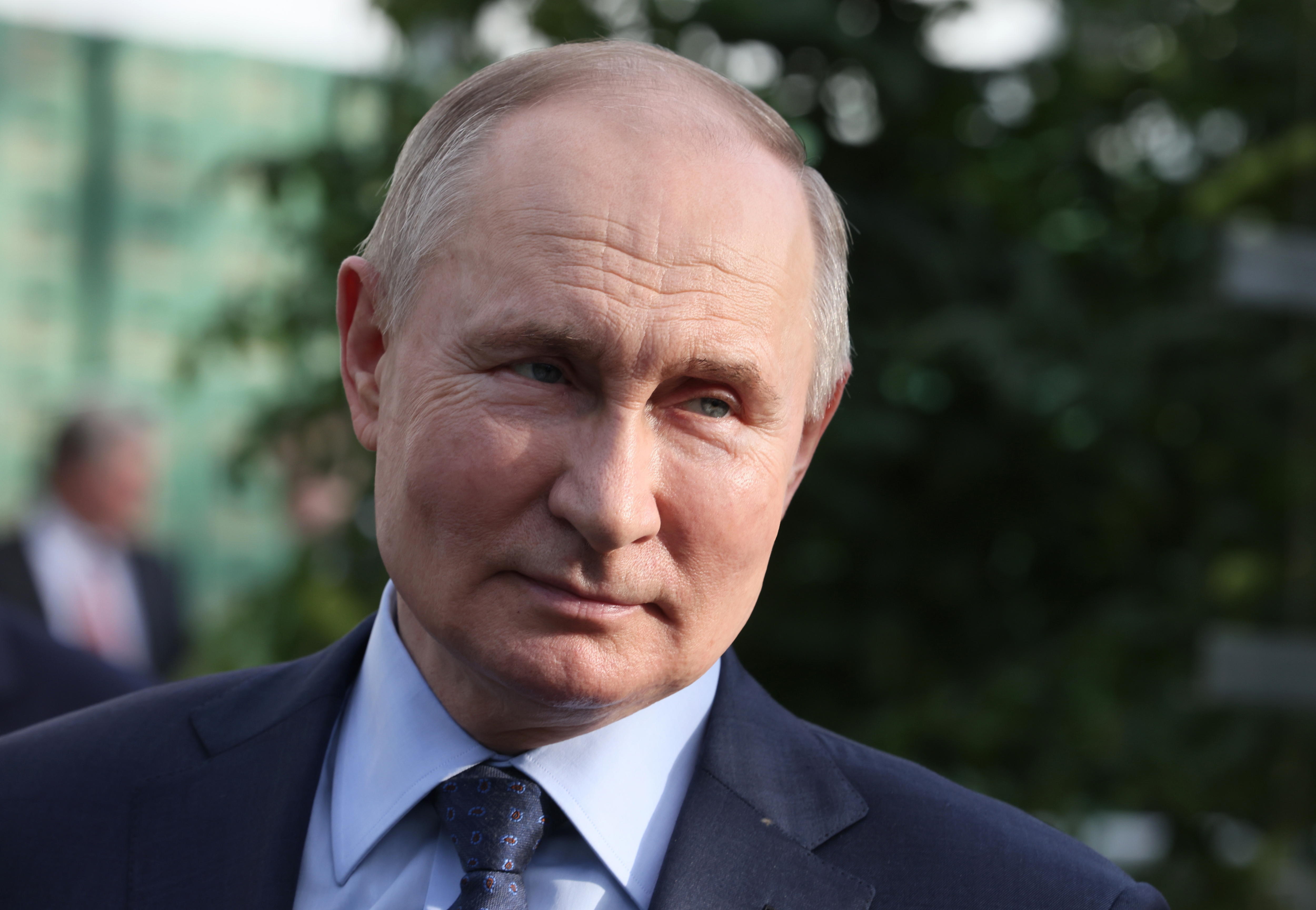 Stavropol (Russian Federation), 04/03/2024.- Russian President Vladimir Putin visits the Solnechniy Dar greenhouse complex, part of the ECO-Culture agro-industrial holding, in Stavropol, Russia, 05 March 2024. (Rusia) EFE/EPA/MIKHAIL METZEL/SPUTNIK/KREMLIN POOL MANDATORY CREDIT