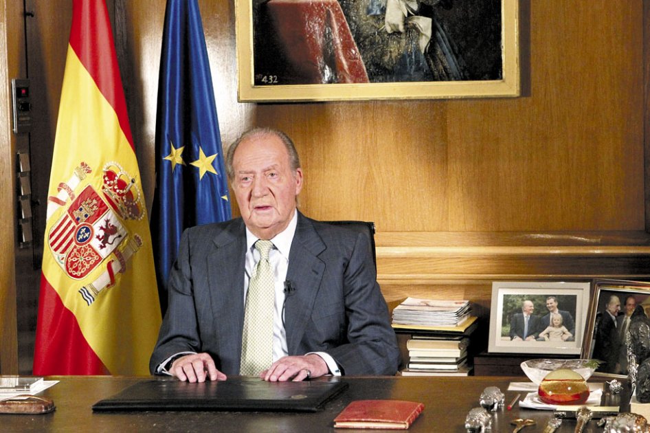 En un discurso televisado que tomó a la mayoría de españoles por sorpresa, el rey Juan Carlos I abdicó al trono en favor de su hijo, Felipe de Borbón.  / EFE