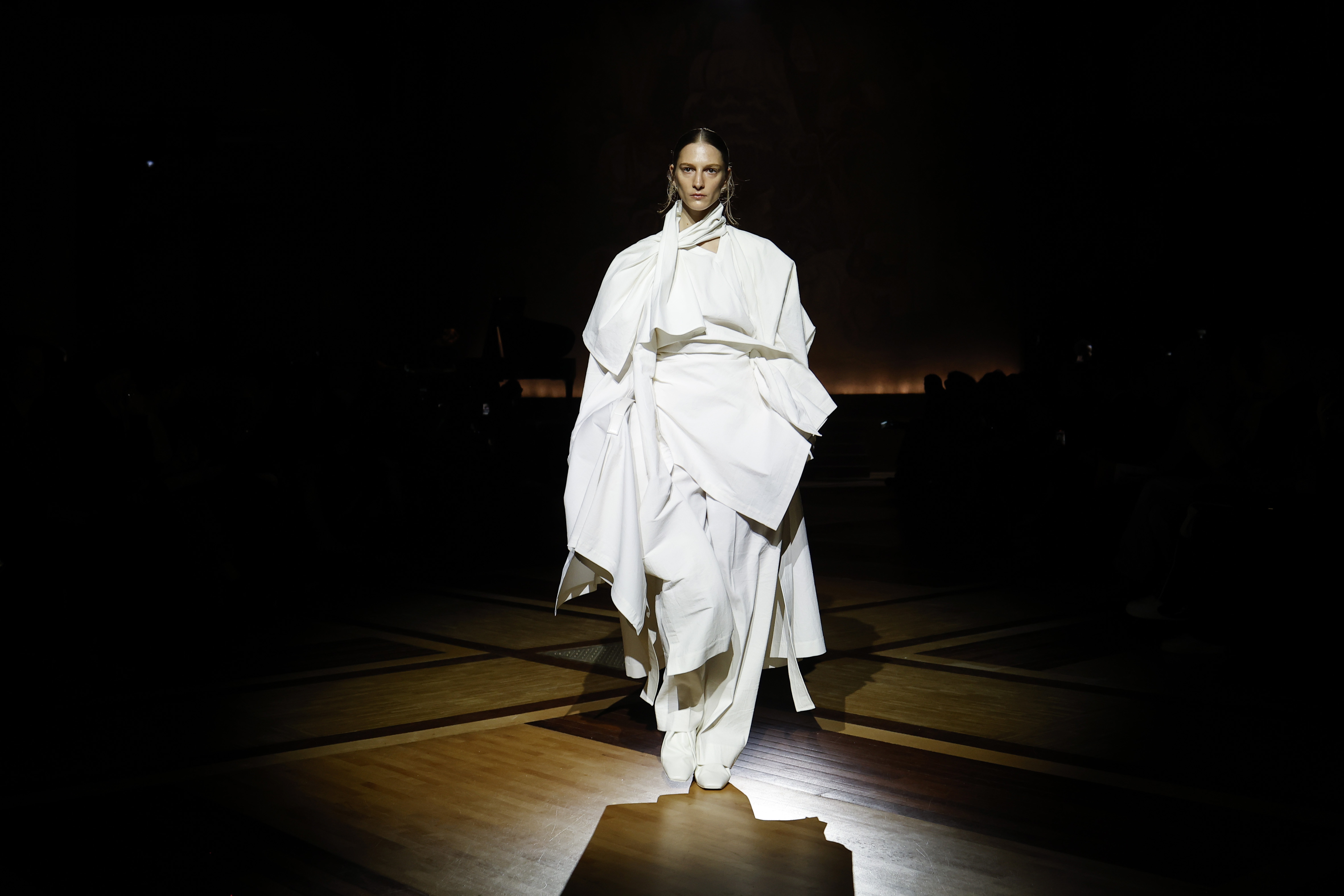 Paris (France), 01/03/2024.- A model presents a creation from the Fall/Winter 2024/2025 Collection by Issey Miyake fashion house during the Paris Fashion Week, in Paris, France, 01 March 2024. The presentation of the Women's collections runs from 26 February to 05 March 2024. (Moda, Francia) EFE/EPA/YOAN VALAT