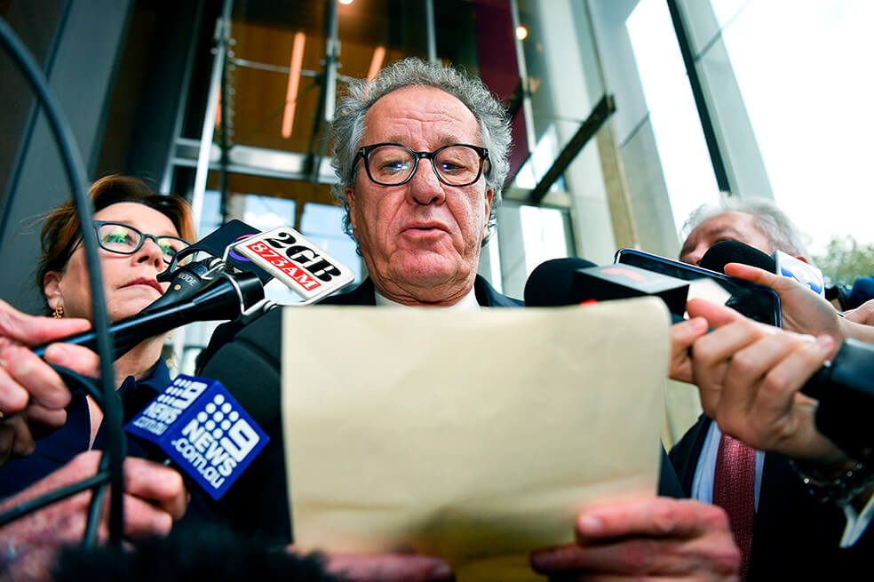 Actor Geoffrey Rush gana demanda contra medio que publicó acusación de acoso sexual