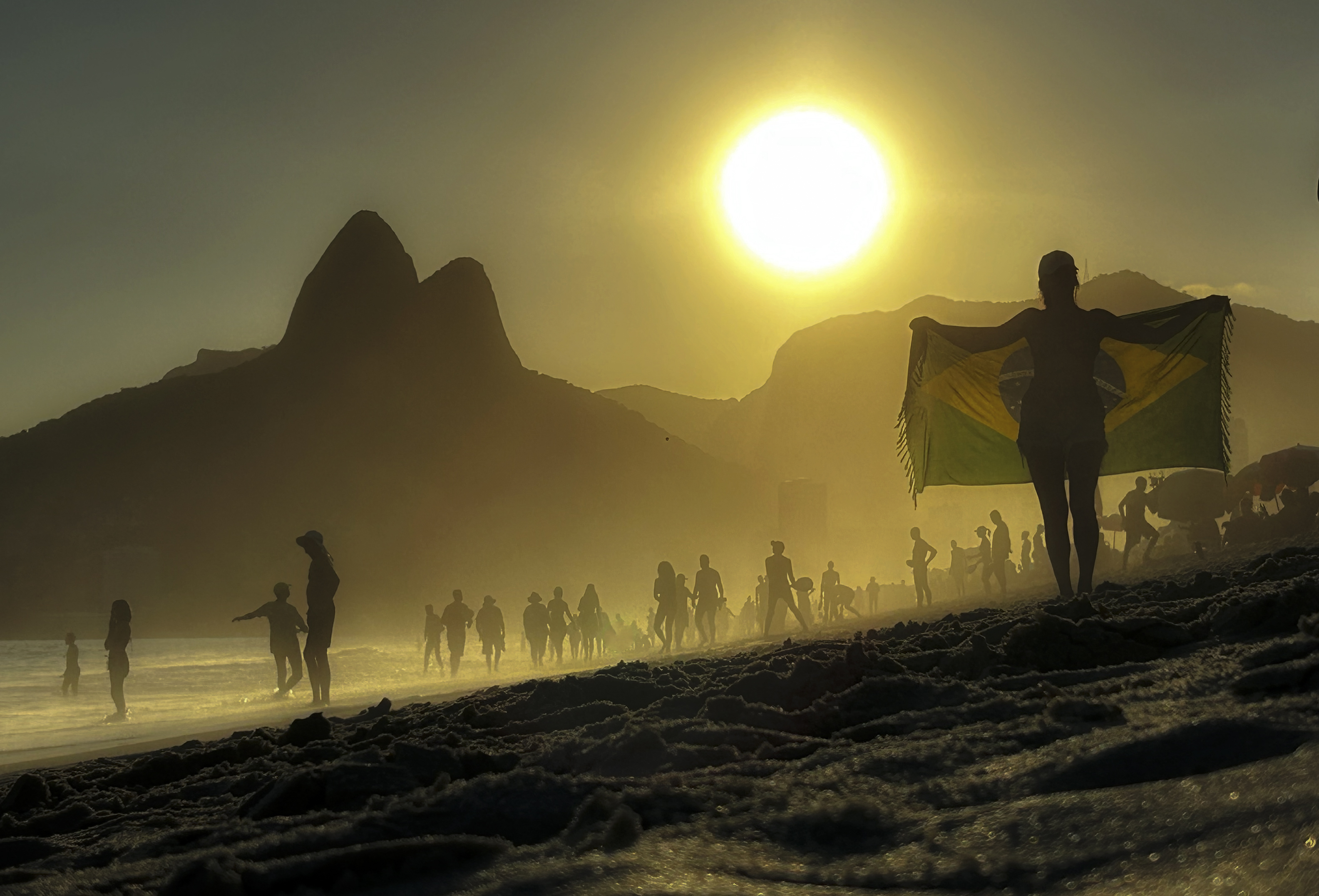 -FOTODELDÍA- BRA01. RIO DE JANEIRO (BRASIL), 18/03/23.- Personas disfrutan del verano hoy, en la playa Ipanema, en Río de Janeiro (Brasil). EFE/Antonio Lacerda