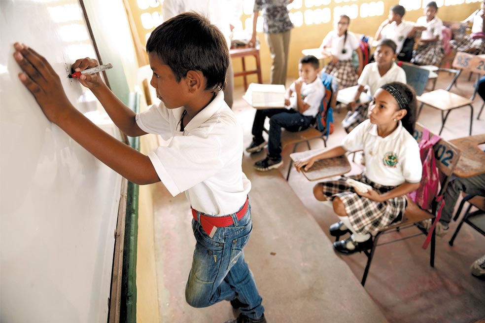 Pueblo pobre, pueblo mal educado