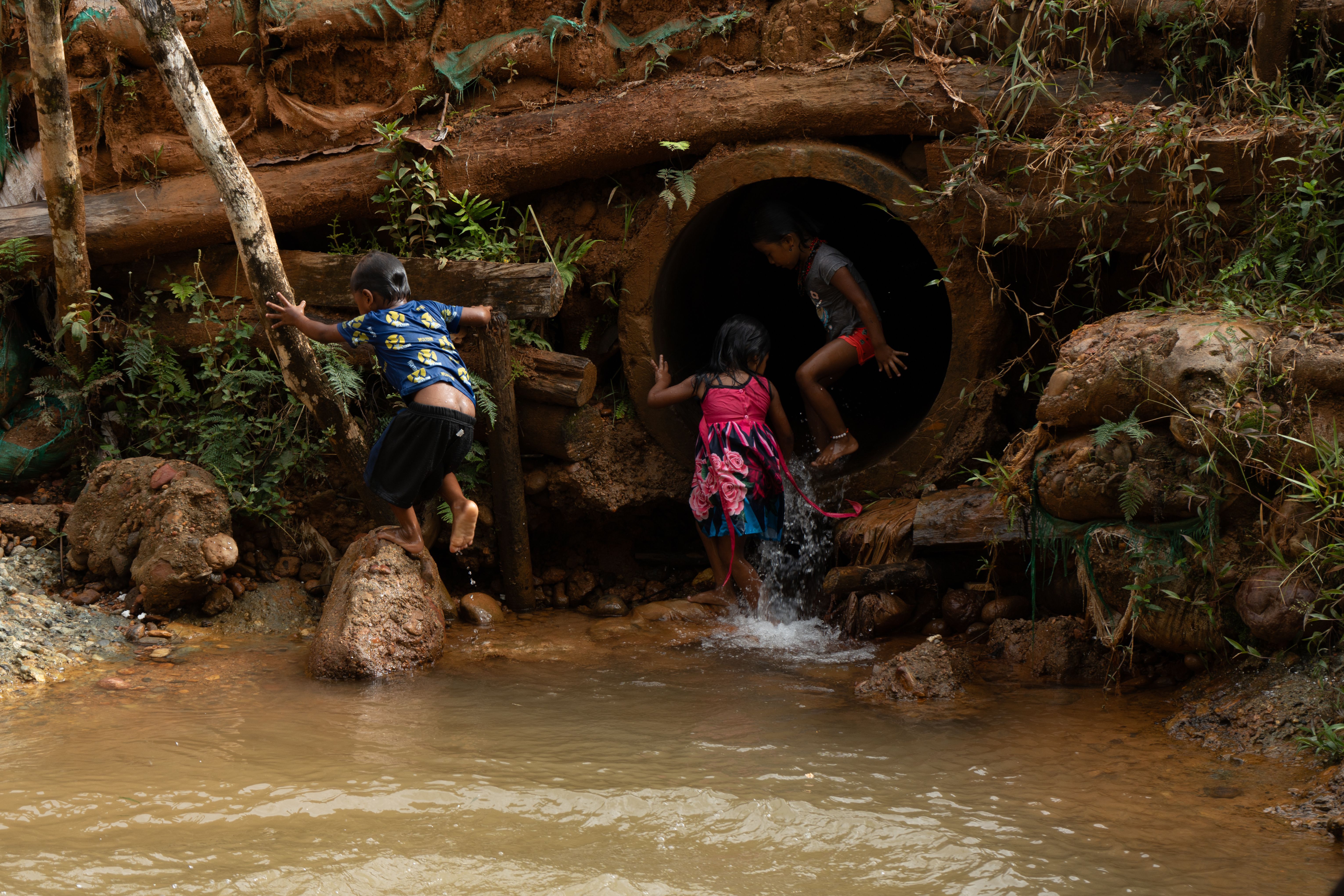 En Colombia aún se hace popó junto a las quebradas donde juegan los niños