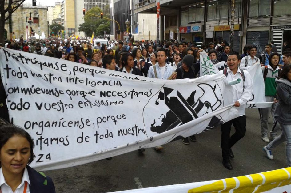 Miles de estudiantes y profesores se movilizan por Bogotá