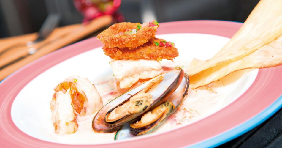 Mixto de mariscos y pescado con salsa de leche de coco