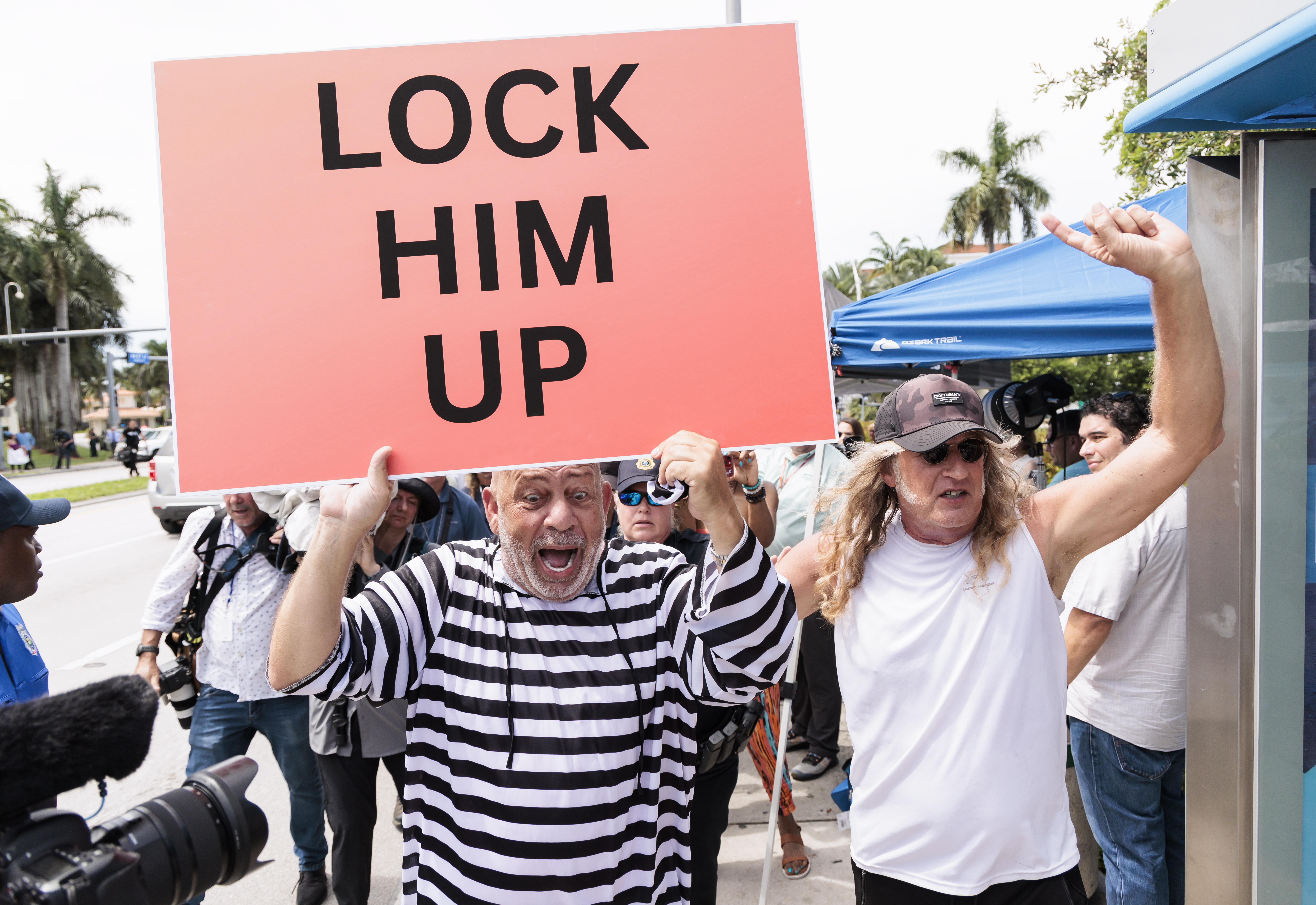 Doral (United States), 12/06/2023.- Anti-Trump protestor Domenic Santana (L) and supporters (background) of former President Donald Trump gather near the entrance to the Trump National Doral Miami golf course in Doral, Florida, USA, 12 June 2023. Trump is facing multiple federal charges stemming from an US Justice Department investigation led by Special Counsel Jack Smith related to the former president'Äôs alleged mishandling of classified national security documents and is scheduled to turn himself into authorities on Tuesday in Miami. (Protestas, Estados Unidos) EFE/EPA/JUSTIN LANE