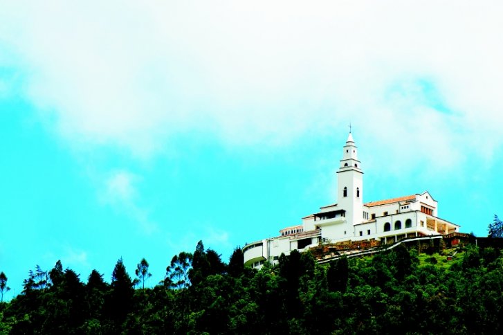 Al menos 6.300 personas acudieron a Monserrate este Jueves Santo