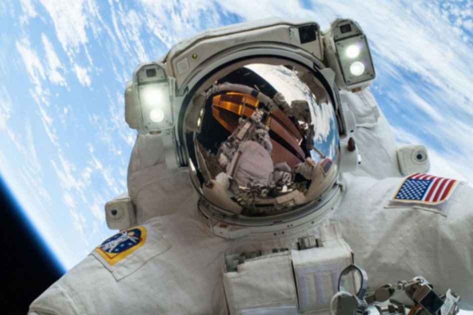 El 24 de diciembre, el astronauta Mike Hopkins se tomó un autorretrato con la Tierra de fondo durante una caminata espacial programada en el exterior de la Estación Espacial Internacional (ISS).