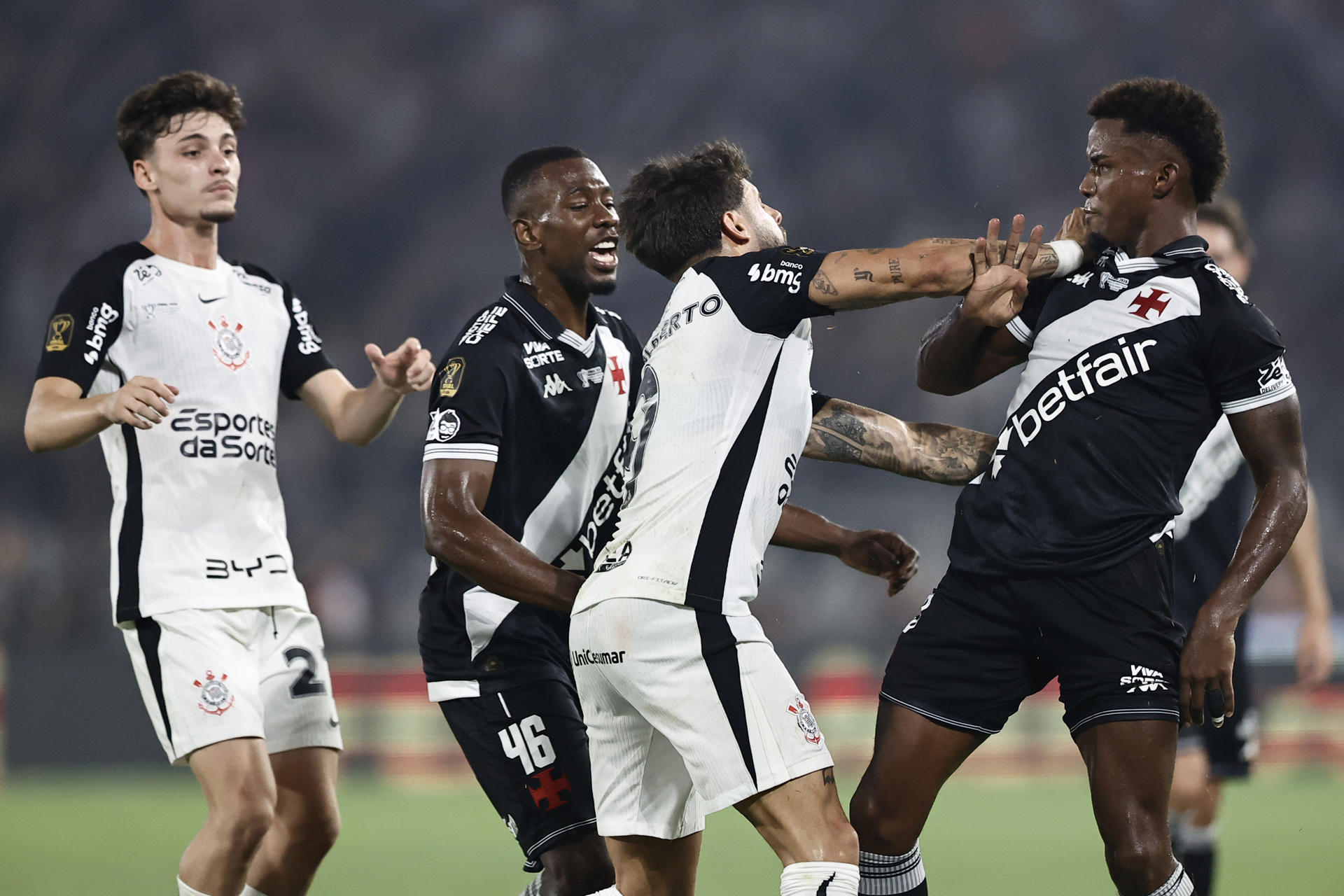 AMDEP189. RÍO DE JANEIRO (BRASIL), 21/12/2025.- Carlos Cuesta (c) y Thiago Mendes de Vasco discuten con Yuri Alberto de Corinthians este domingo, en el partido de vuelta de la final de la Copa de Brasil entre Vasco Da Gama y Corinthians en el Estadio Maracana, en Rio de Janeiro (Brasil). EFE/ Andre Coelho