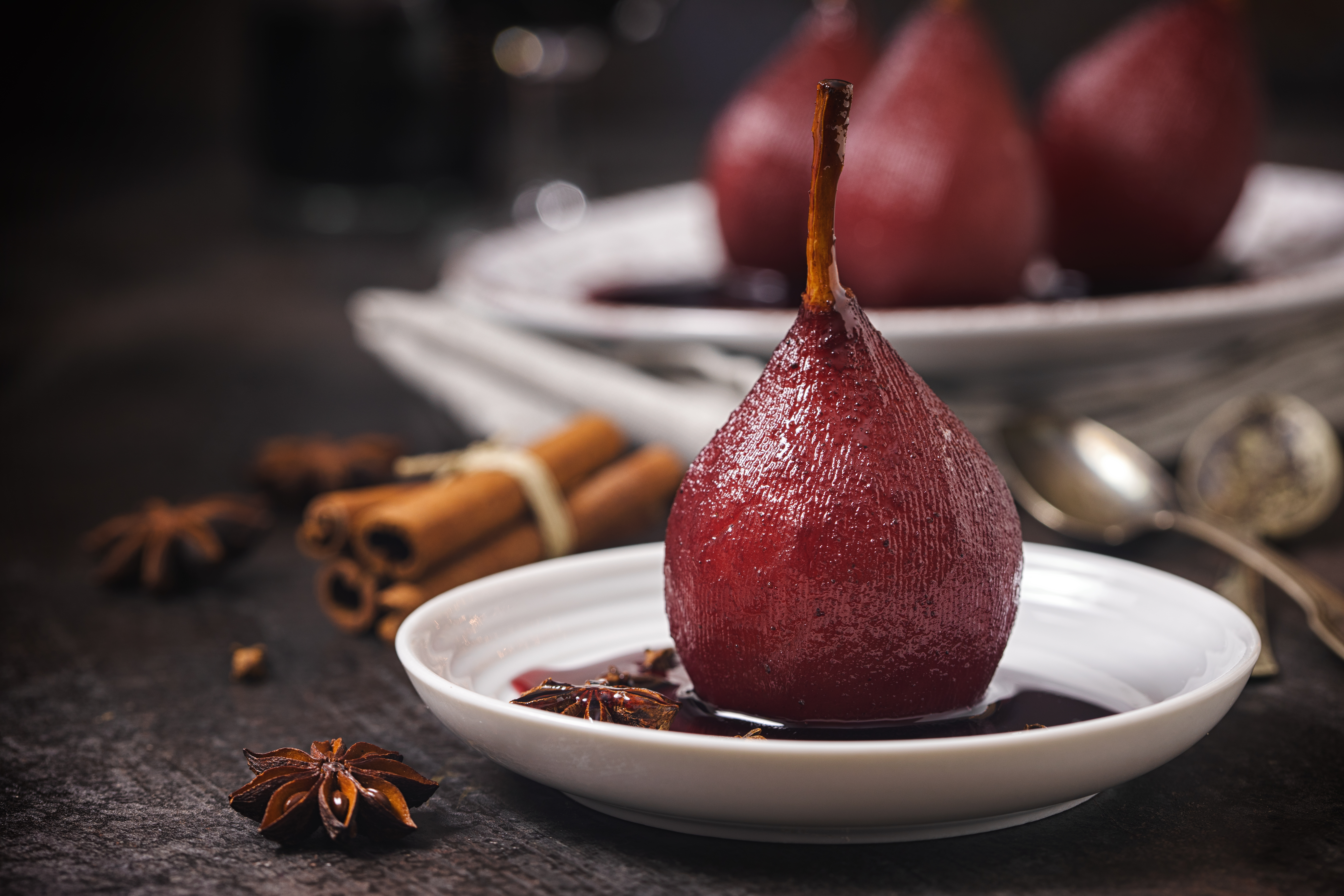 Prepara en cuatro pasos unas deliciosas peras al vino tinto