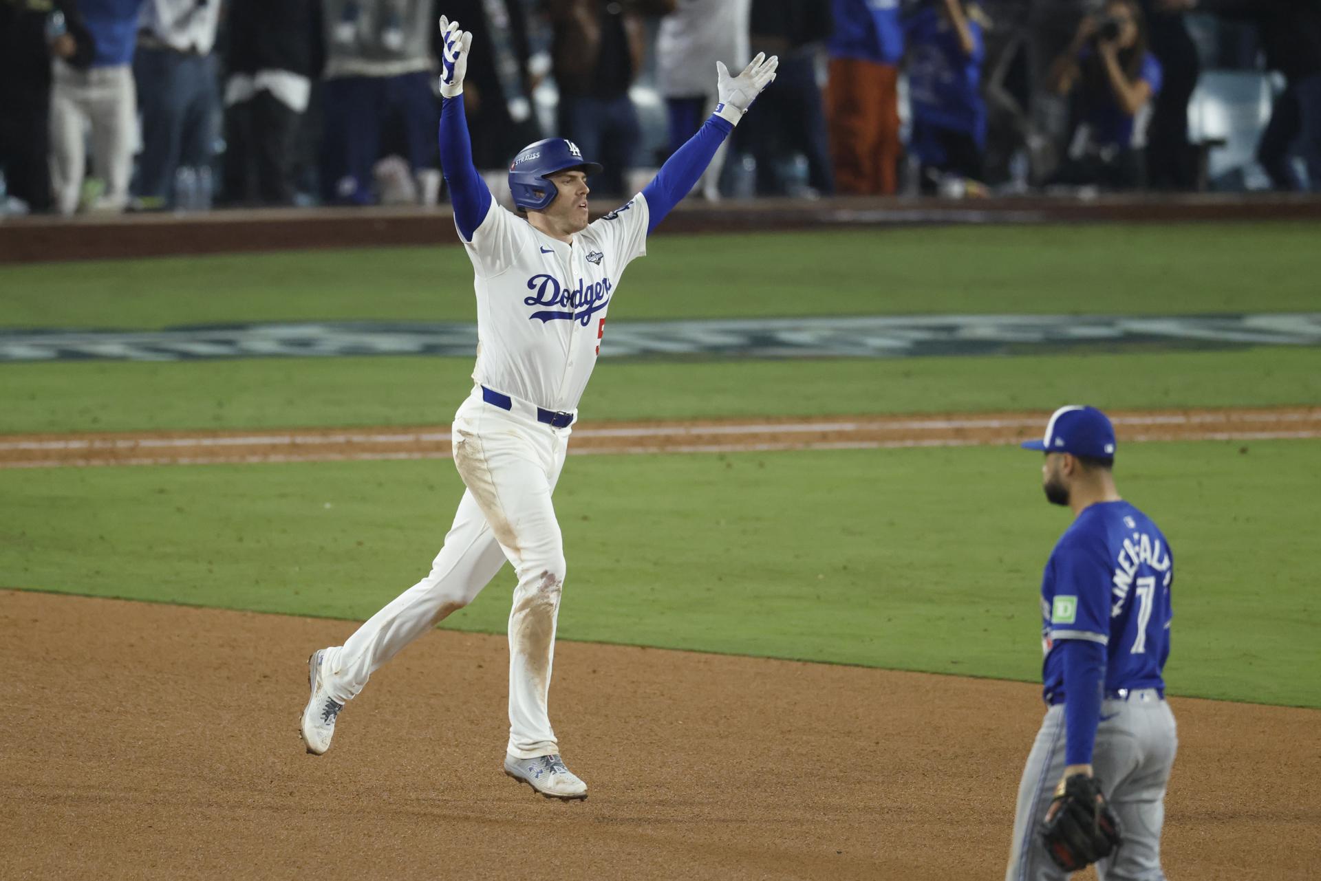LOS ANGELES (United States), 28/10/2025.- Los Angeles Dodgers Freddie Freeman (R) reacts while rounding the bases after hitting the game winning solo home run off Toronto Blue Jays pitcher Brendon Little as Toronto Blue Jays second baseman Isiah Kiner-Falefa (R) walks off the field during the bottom of the 18th inning of the MLB World Series game three between the Toronto Blue Jays and the Los Angeles Dodgers in Los Angeles, California, USA, 27 October 2025. EFE/EPA/CAROLINE BREHMAN
