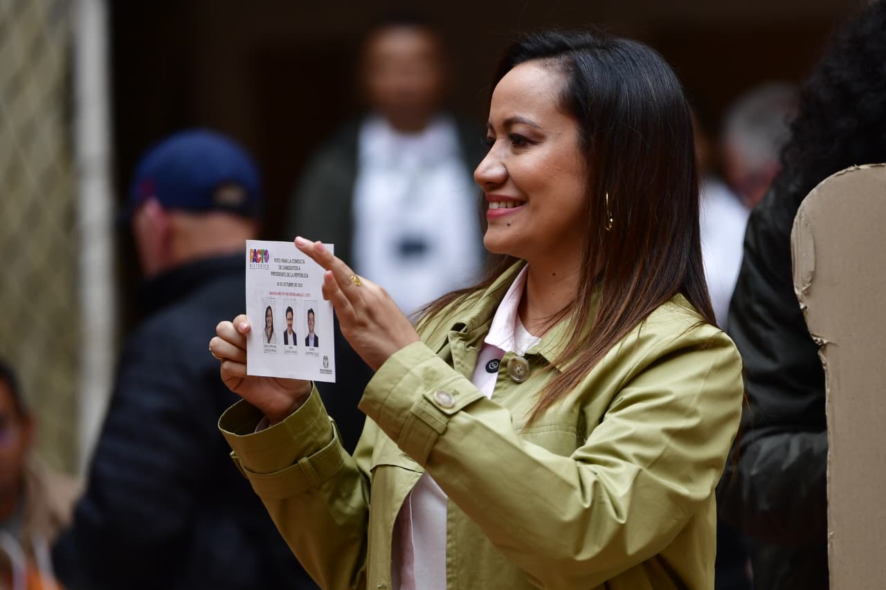 La exministra y precandidata Carolina Corcho instó a la ciudadanía a "participar masivamente" en la consulta y subrayó en la importancia de que el Pacto Histórico haya "utilizado un instrumento de la democracia para definir por voto popular sus dignidades".