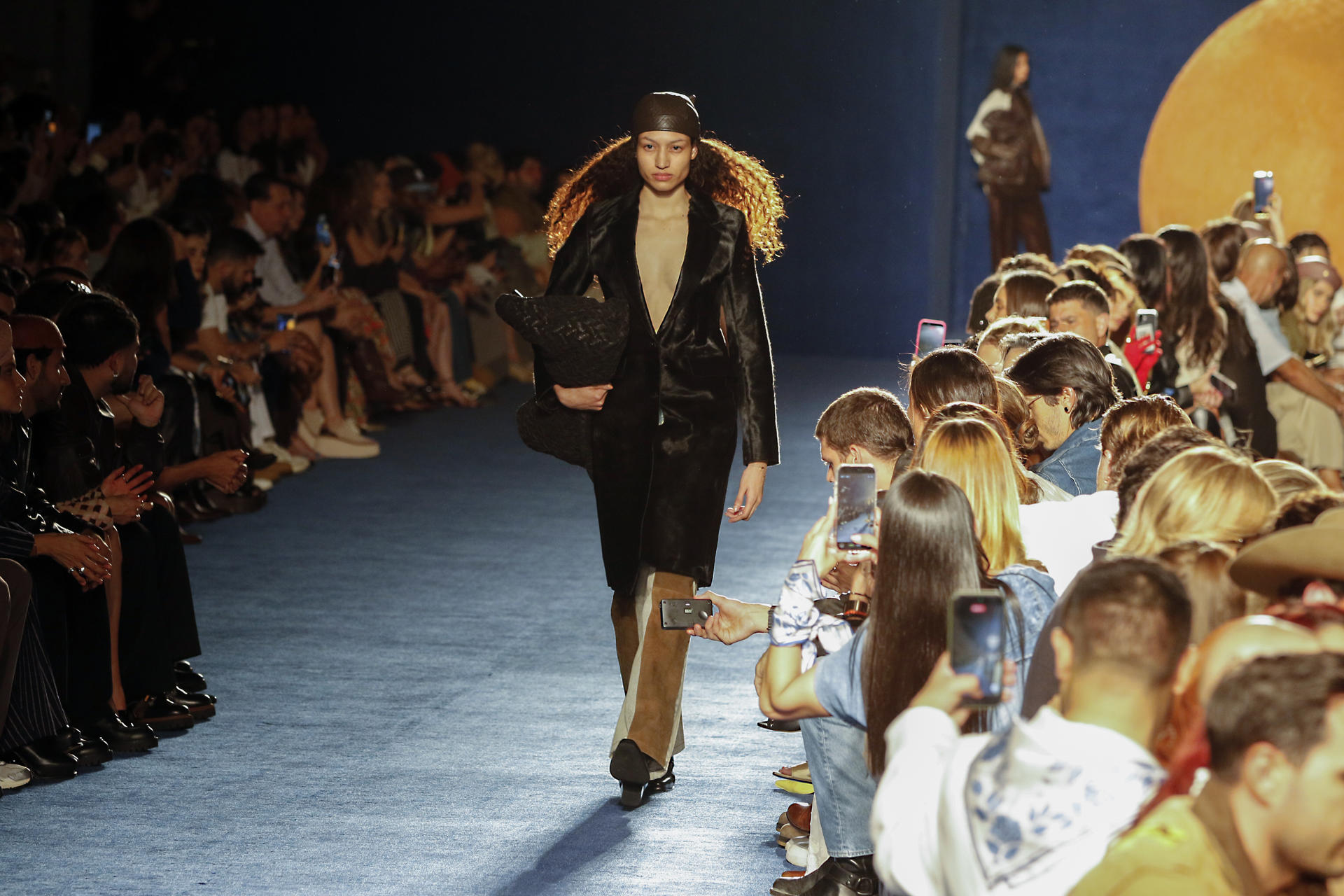 ¿Con qué material o tela combinar satín, cuero, denim, encaje y más?