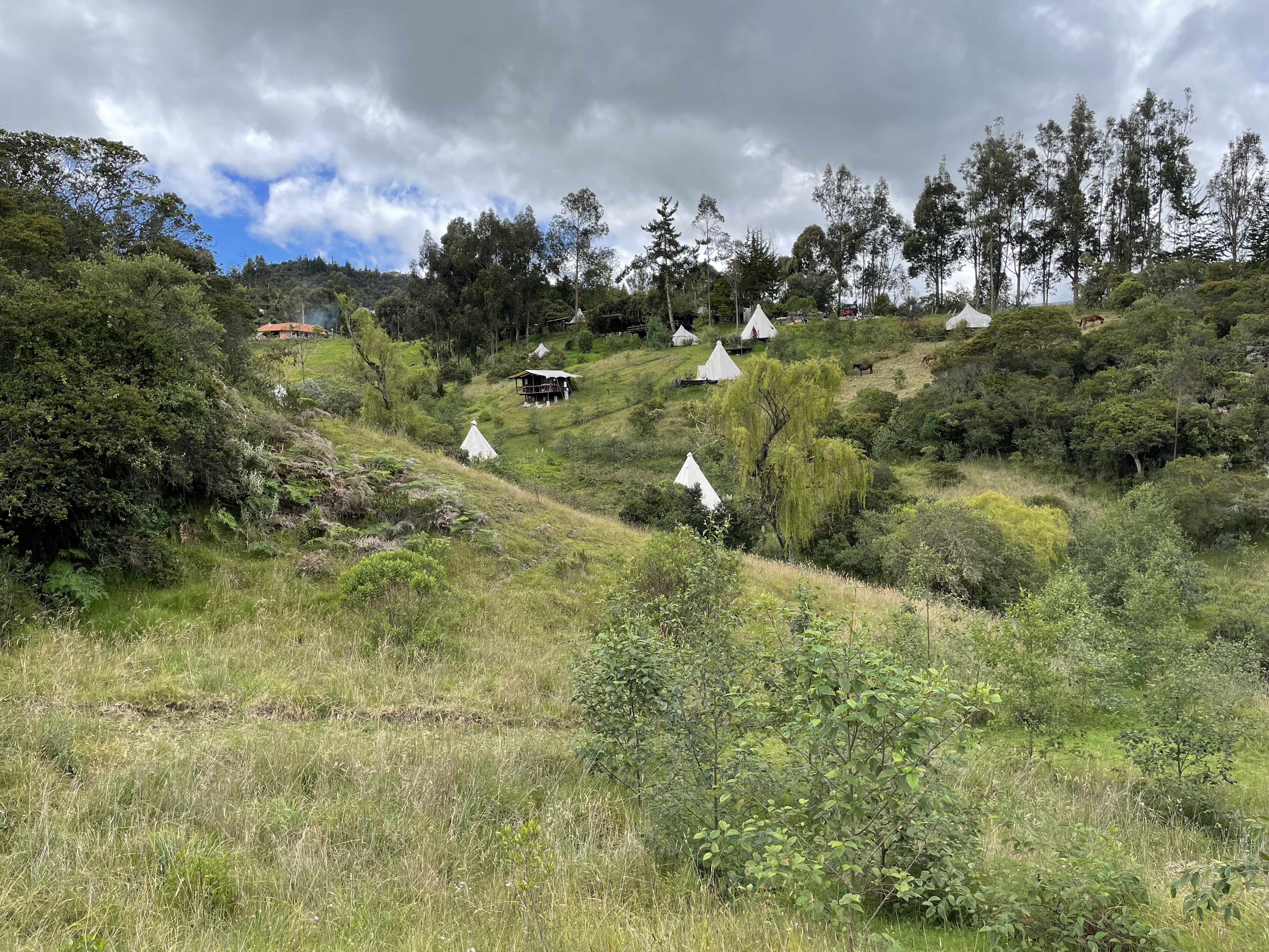 En El Monte Teepe Hostel la noche en uno de sus “teepes”, o carpas al estilo indígena norteamericano, 
cuesta $385.000 por pareja y con desayuno incluido en temporada alta y fin de semana.  / Fotos: archivo particular