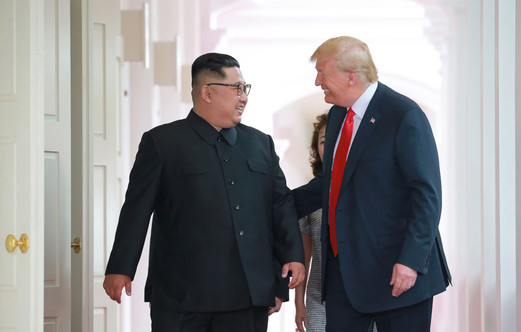 Otra polémica de Trump… ahora por un saludo a militar norcoreano