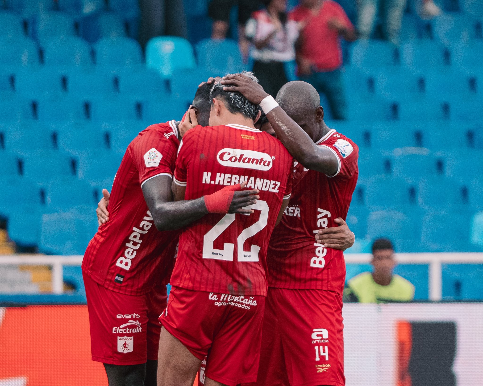 Jugadores de América de Cali celebrando el triunfo sobre Jaguares de Córdoba en el estadio Pascual Guerrero de la capital vallecaucana.