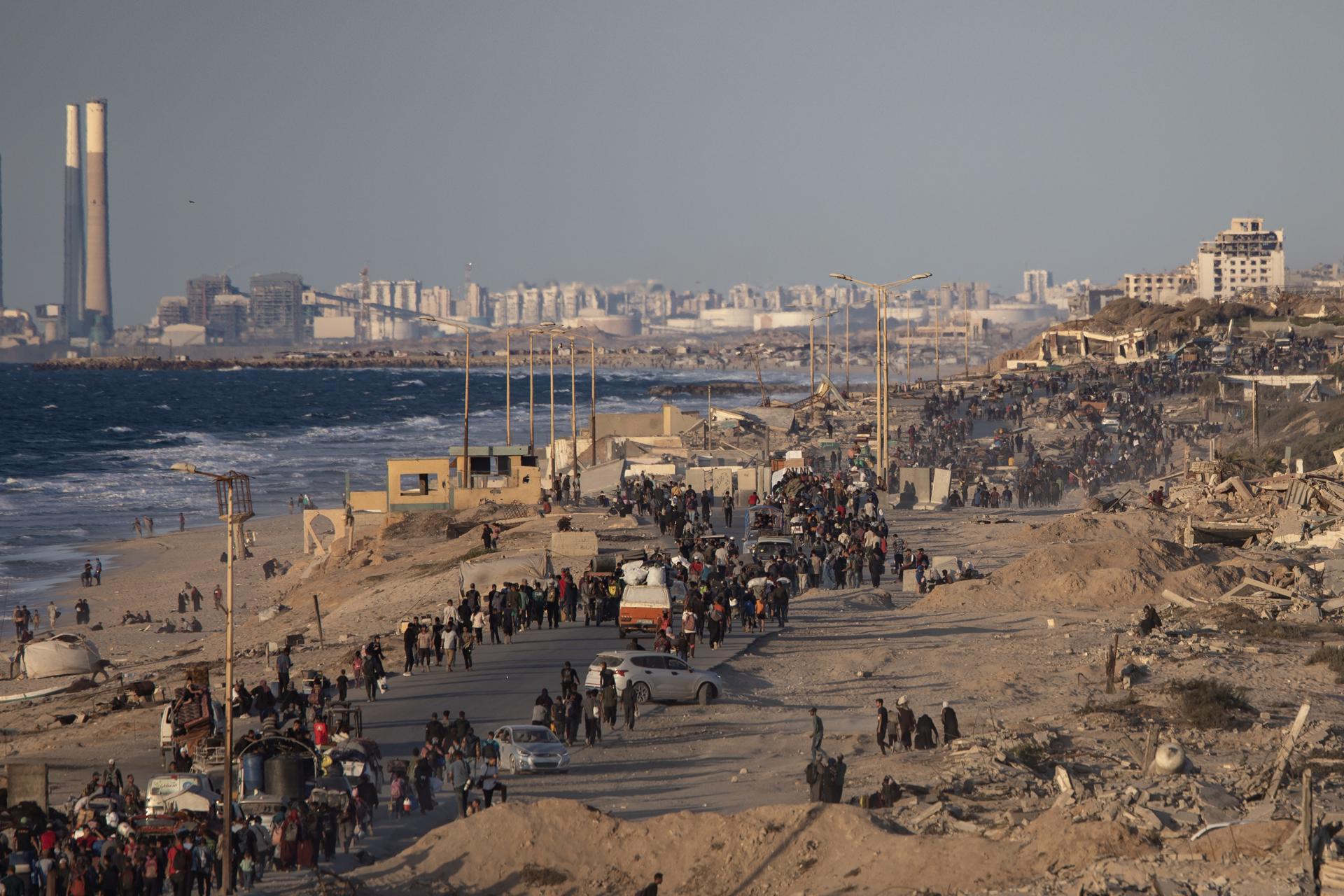 GAZA (---), 10/10/2025.- Displaced Palestinians walk carrying their belongings along the Al-Rashid coastal road near Wadi Gaza in the central Gaza Strip, heading toward Gaza City, 10 October, 2025. Israeli Prime Minister Benjamin Netanyahu's office announced on 09 October that the Israeli government had approved the Gaza ceasefire and hostage release plan. EFE/EPA/HAITHAM IMAD
