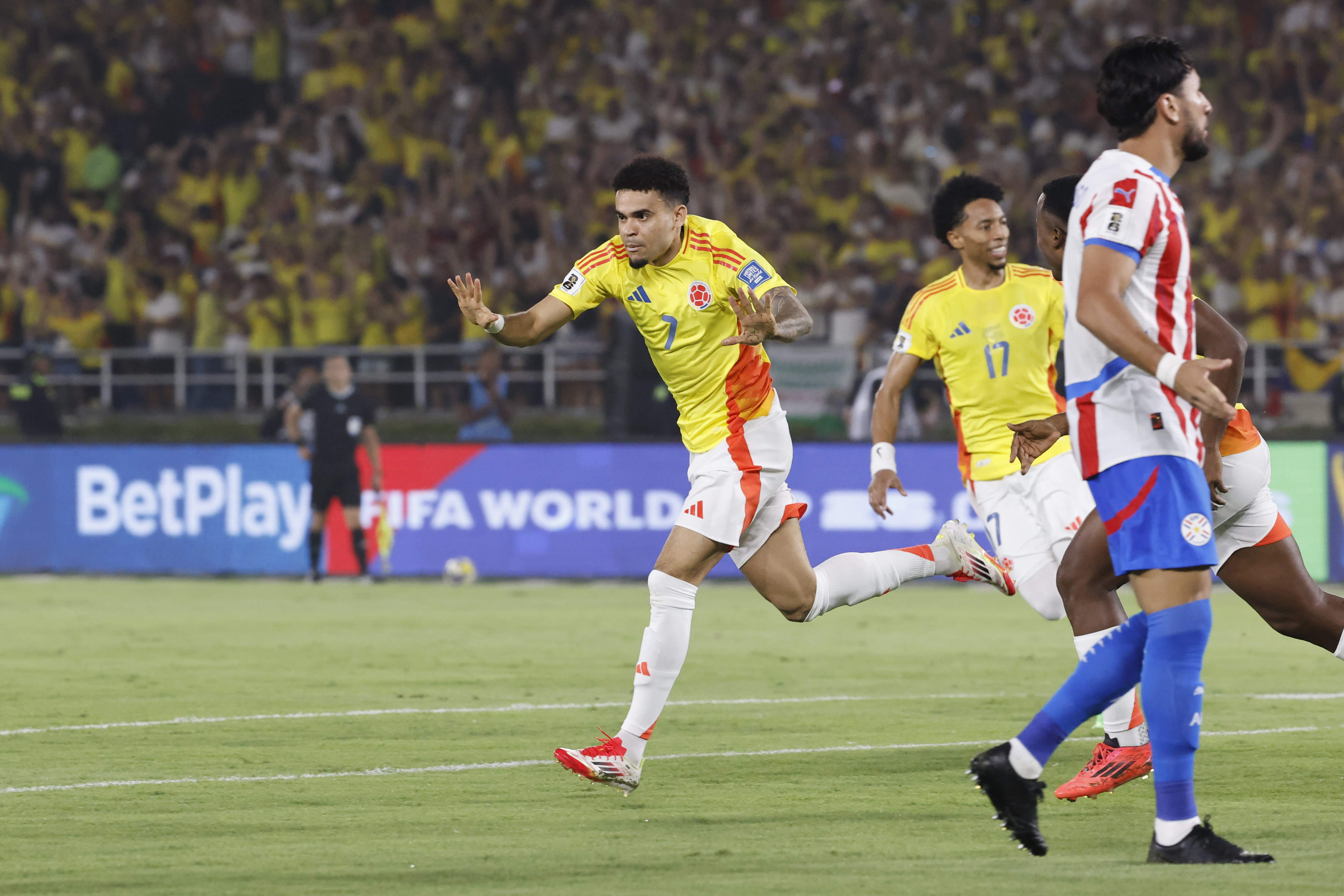 . BARRANQUILLA (COLOMBIA), 25/03/2025.- Luis Díaz (c) de Colombia celebra un gol ante Paraguay este martes en un partido de las eliminatorias sudamericanas para el Mundial de 2026 entre las selecciones de Colombia y Paraguay en el estadio Metropolitano Roberto Melendez en Barranquilla (Colombia). EFE/Mauricio Dueñas Castañeda